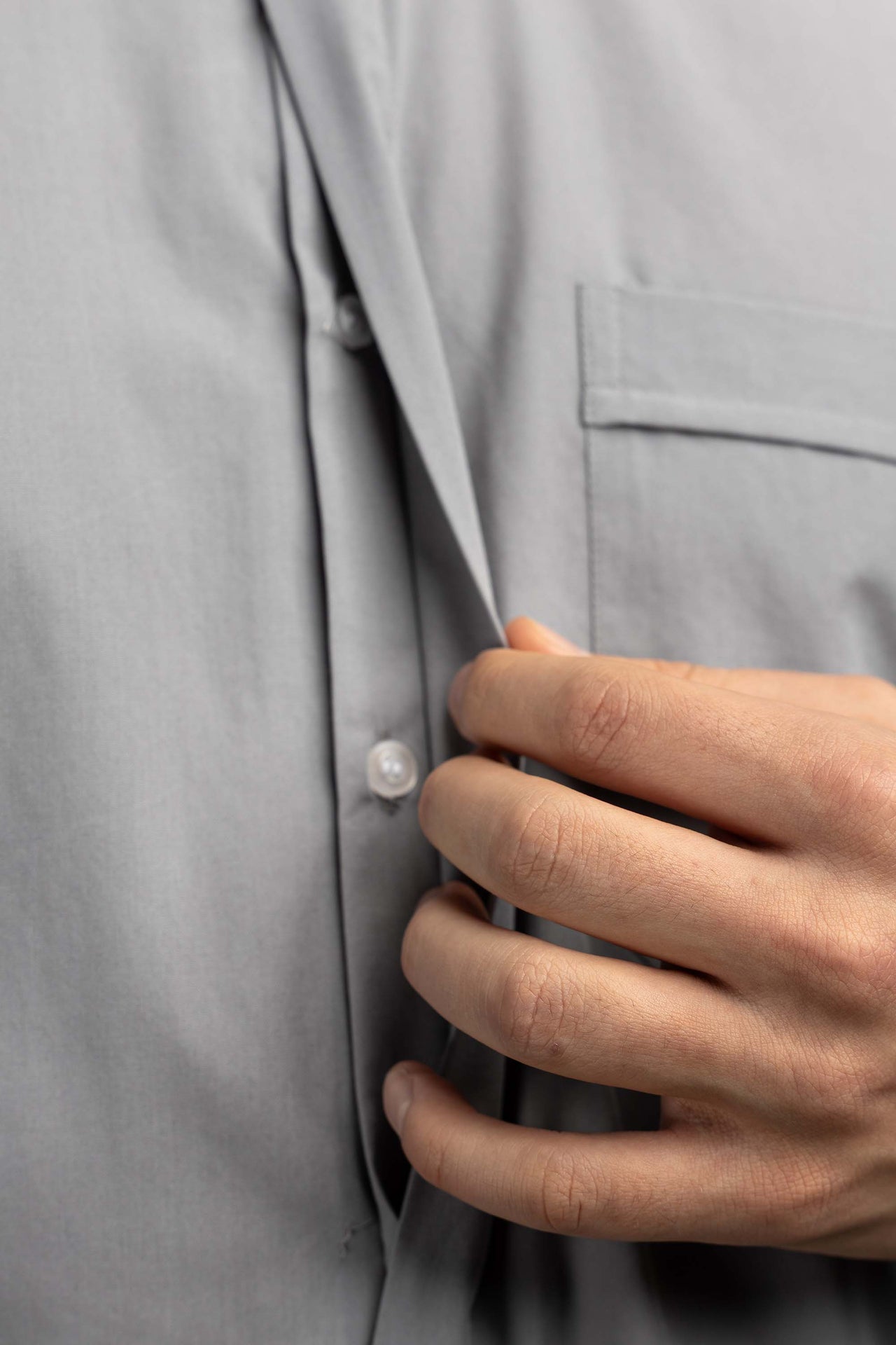Camisa clerical romana gris claro de manga larga con alzacuello KSZ/003/220/DR/38 - CASULLAS.ES