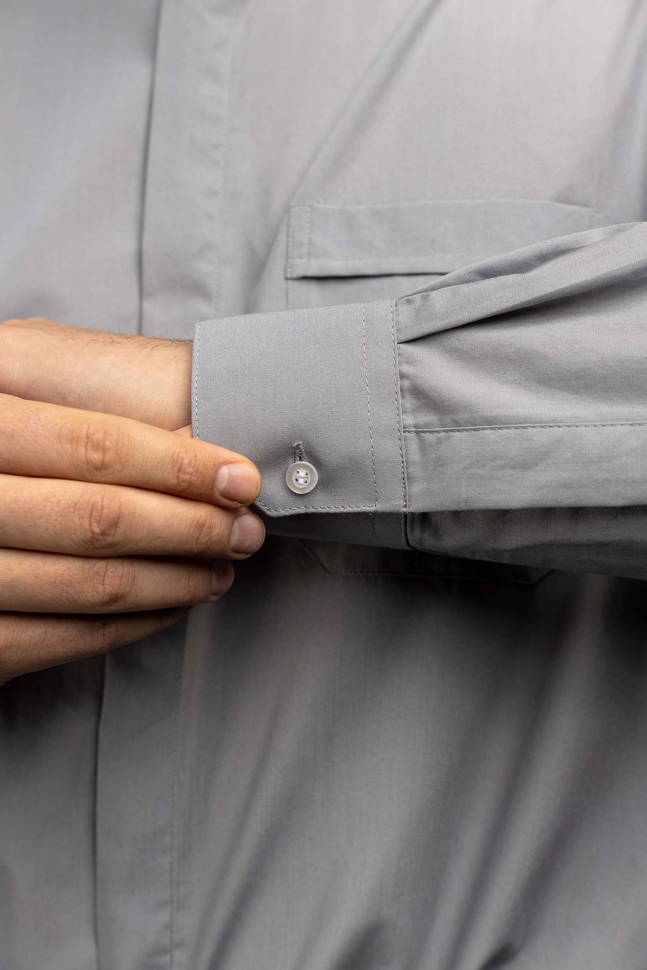 Camisa clerical romana gris claro de manga larga con alzacuello KSZ/003/220/DR/38 - CASULLAS.ES