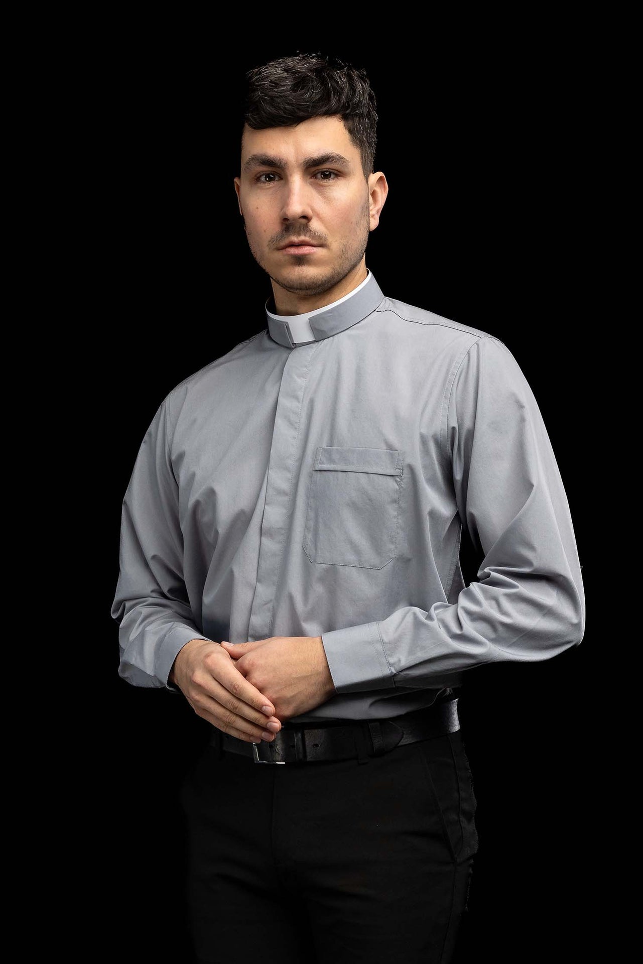 Camisa clerical romana gris claro de manga larga con alzacuello KSZ/003/220/DR/38 - CASULLAS.ES