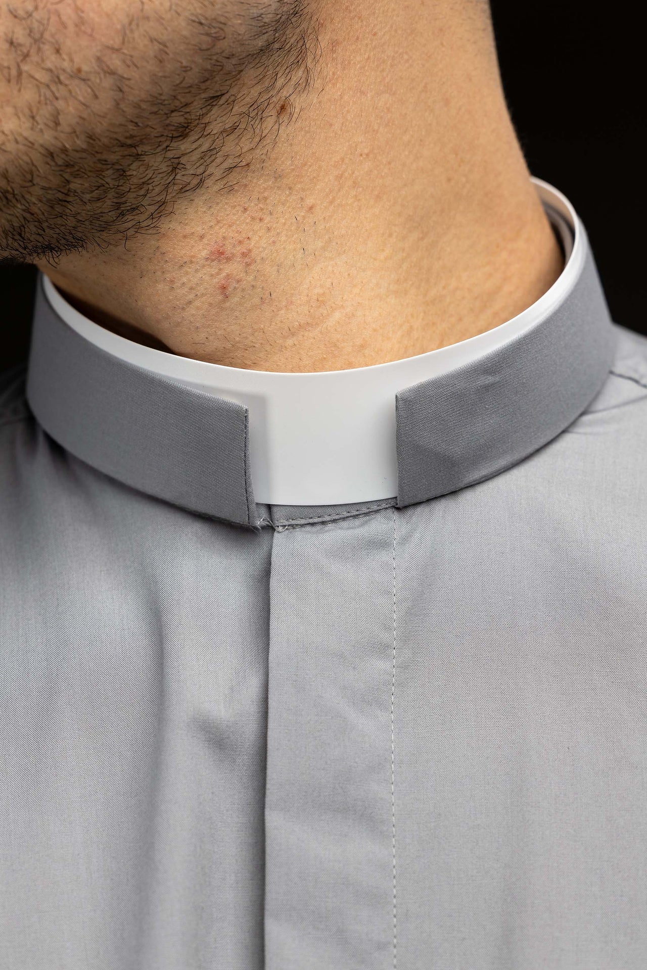 Camisa clerical romana gris claro de manga larga con alzacuello KSZ/003/220/DR/38 - CASULLAS.ES