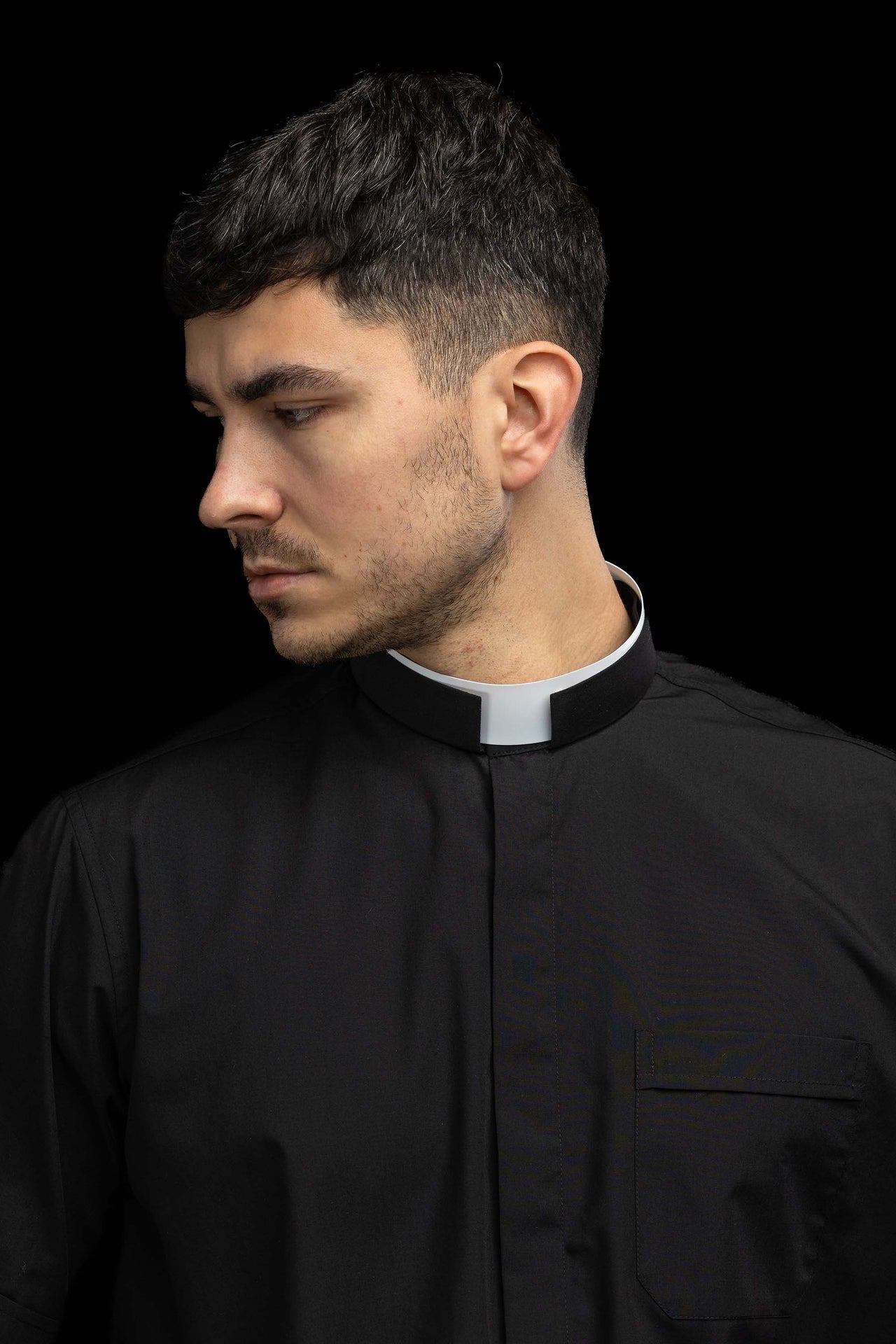 Camisa clerical romana negra de manga corta con alzacuello KSZ/004/214/KR/38 - CASULLAS.ES