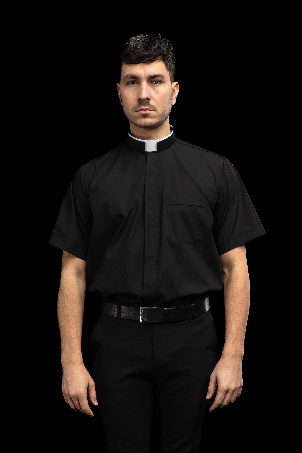 Camisa clerical romana negra de manga corta con alzacuello KSZ/004/214/KR/38 - CASULLAS.ES