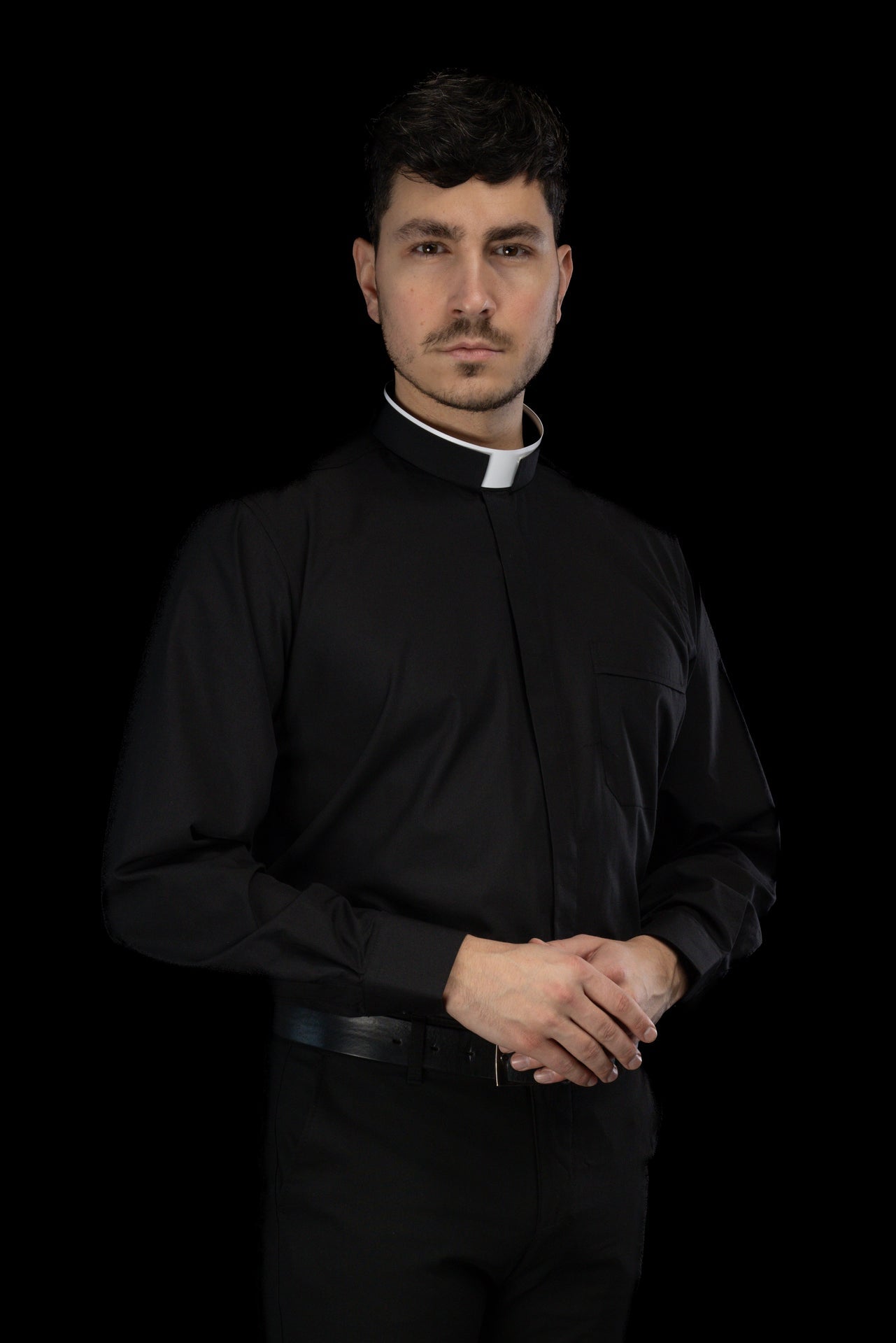 Camisa clerical romana negra de manga larga con alzacuello KSZ/003/214/DR/38 - CASULLAS.ES