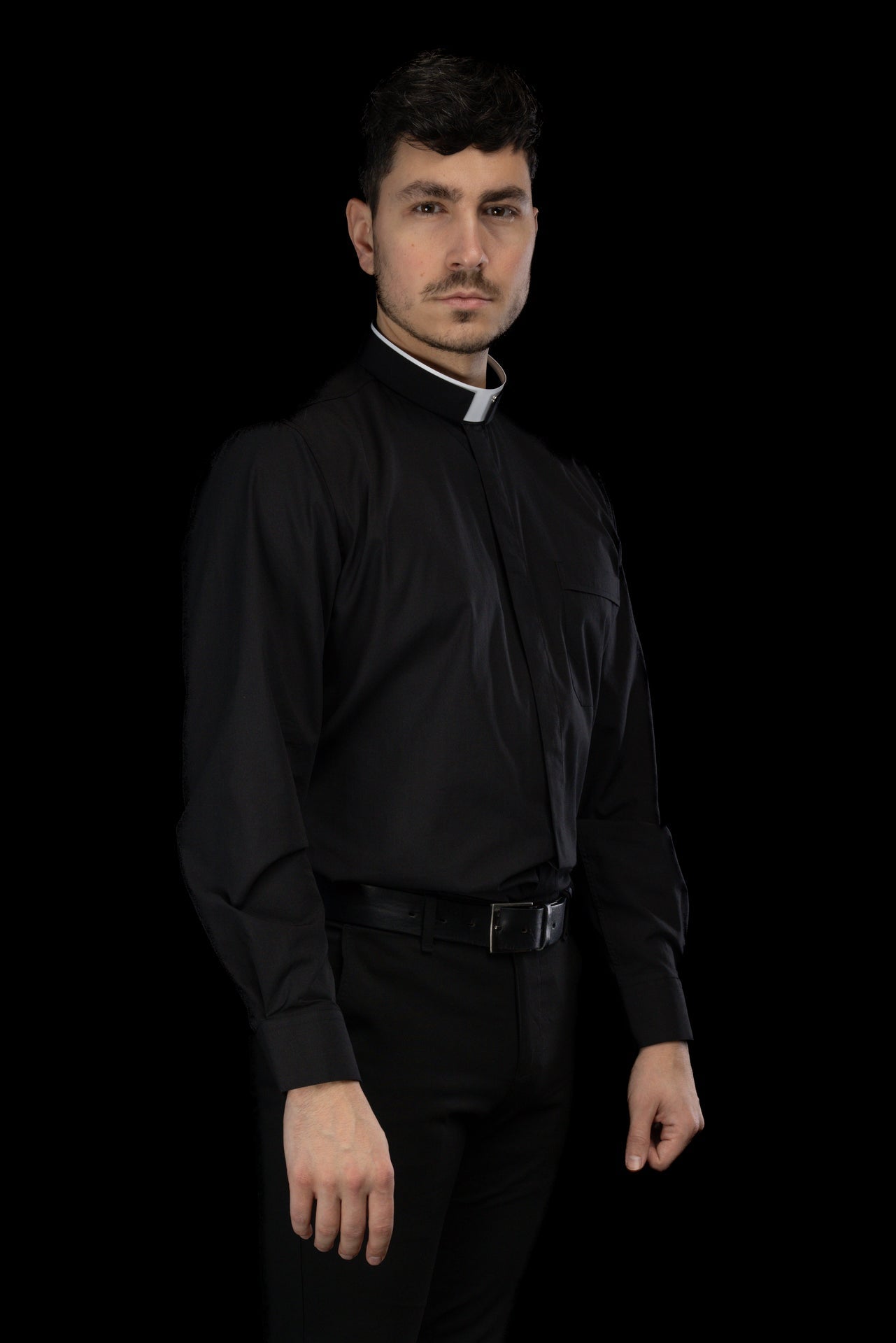 Camisa clerical romana negra de manga larga con alzacuello KSZ/003/214/DR/38 - CASULLAS.ES