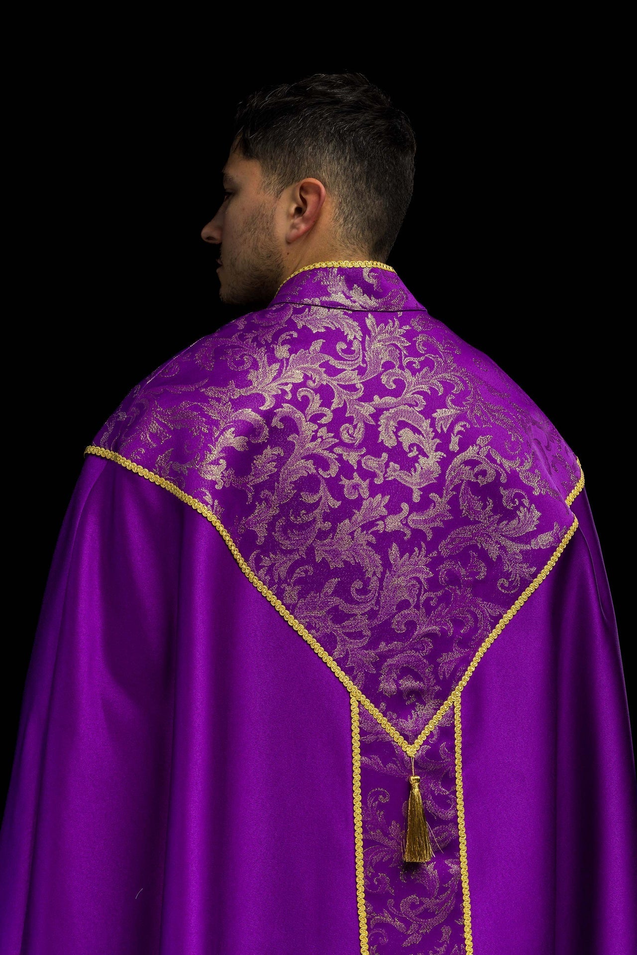 Capa bordada decorada con tejido jacquard morado KKP/162/03/20 145cm - CASULLAS.ES