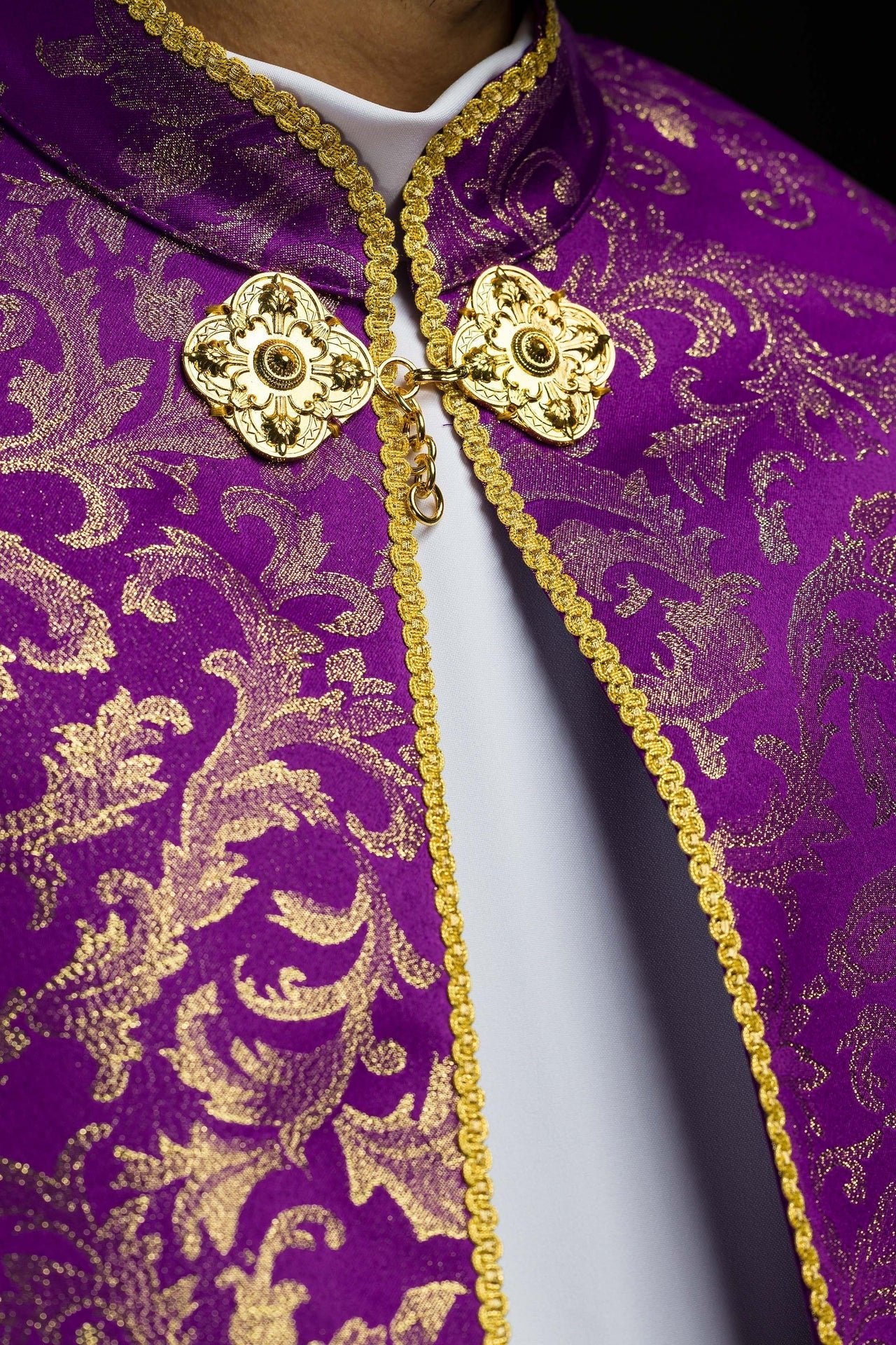 Capa bordada decorada con tejido jacquard morado KKP/162/03/20 145cm - CASULLAS.ES