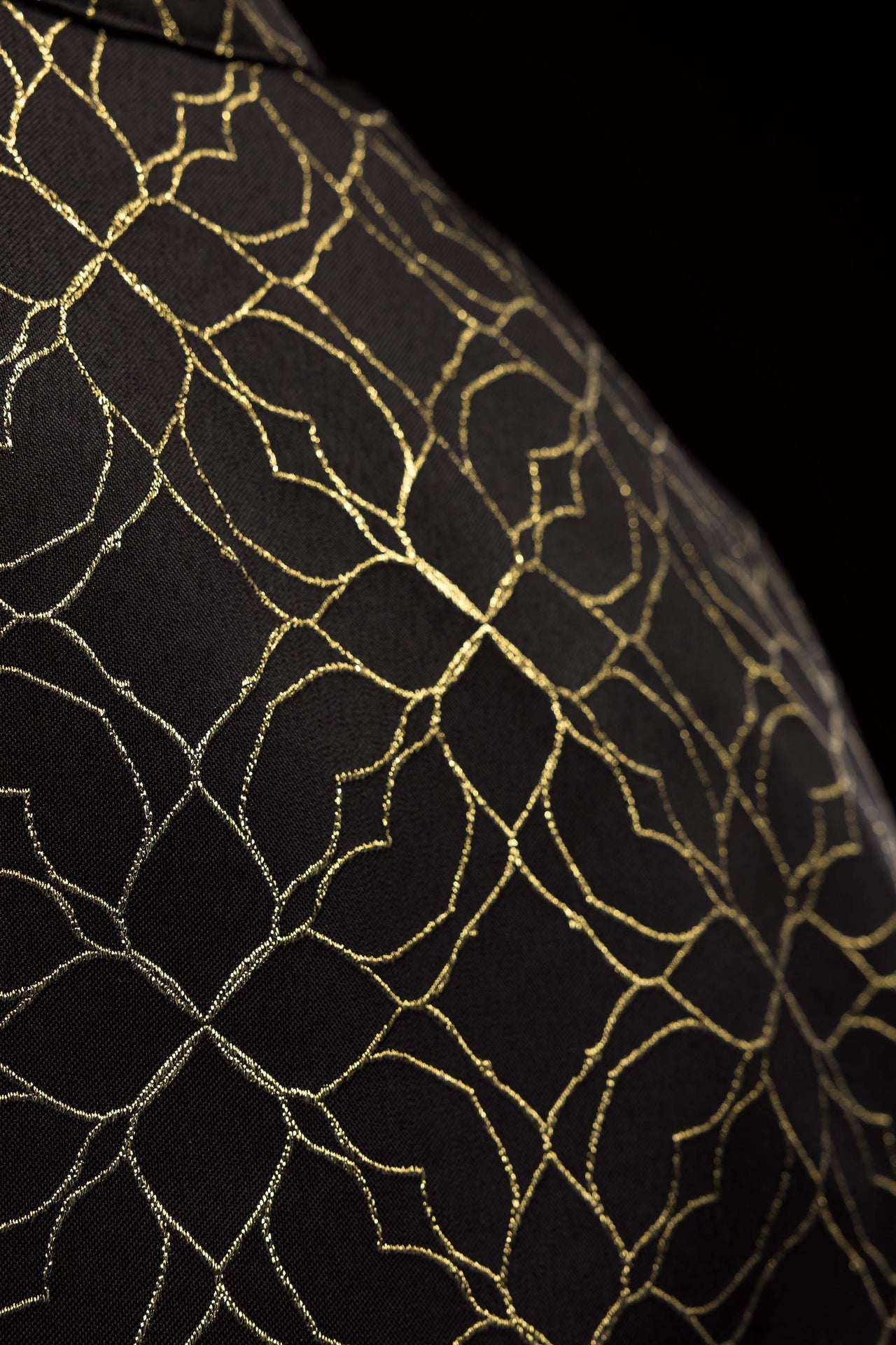 Capa pluvial bordada decorada con tejido jacquard negro KKP/163/07/20 145cm - CASULLAS.ES