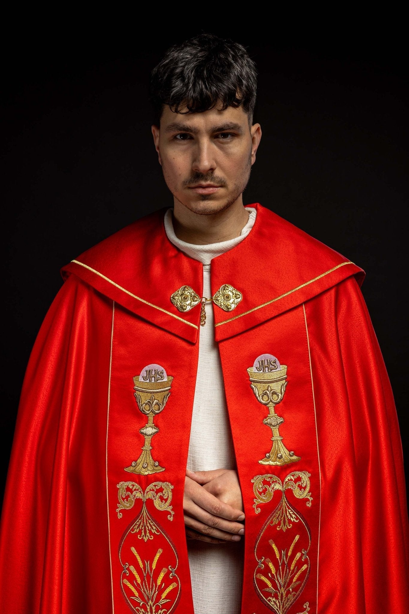 Capa pluvial roja con bordado IHS y Cáliz KKP/006/02/20 CZERWONA SAT.POMPON 150cm - CASULLAS.ES