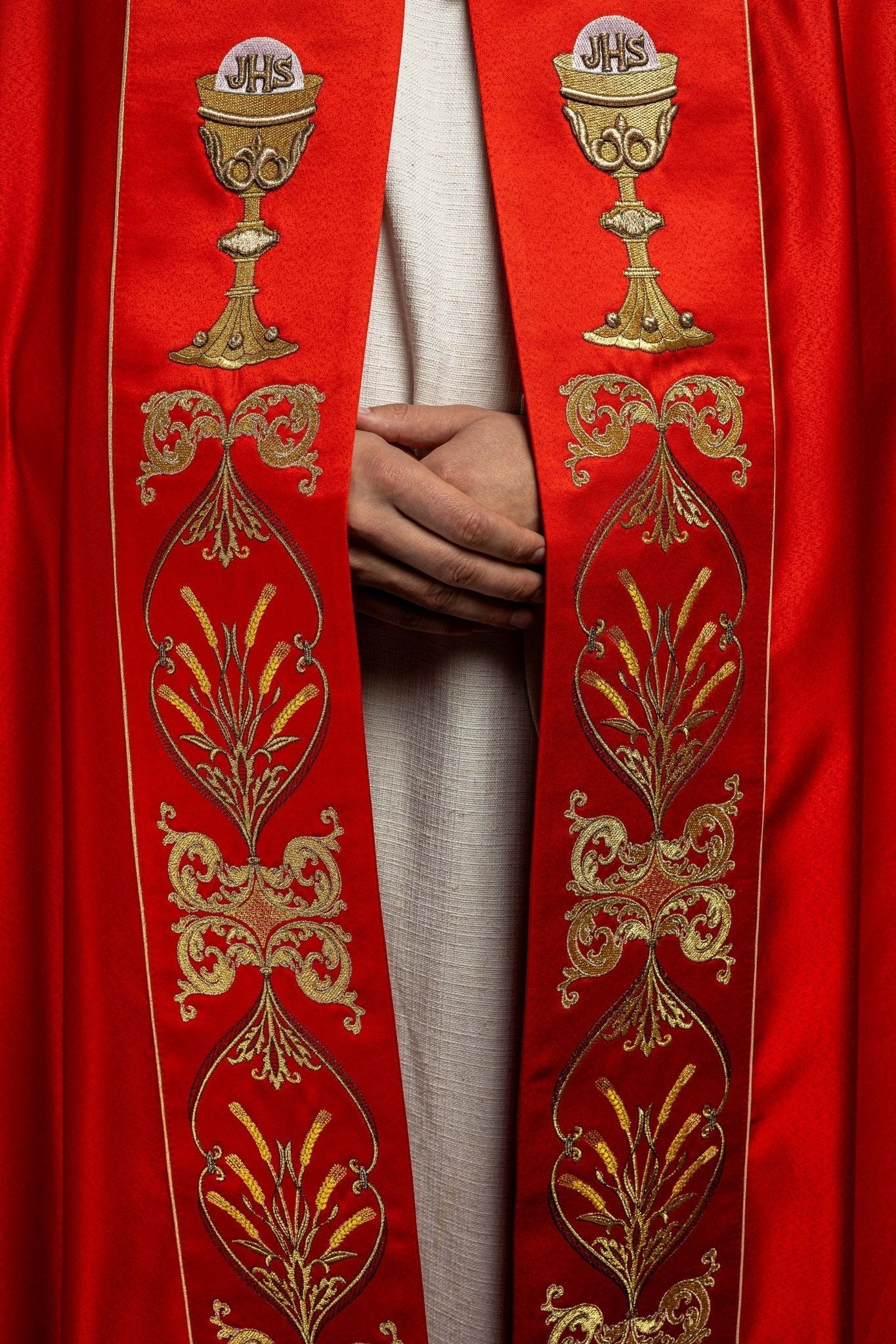 Capa pluvial roja con bordado IHS y Cáliz KKP/006/02/20 CZERWONA SAT.POMPON 150cm - CASULLAS.ES