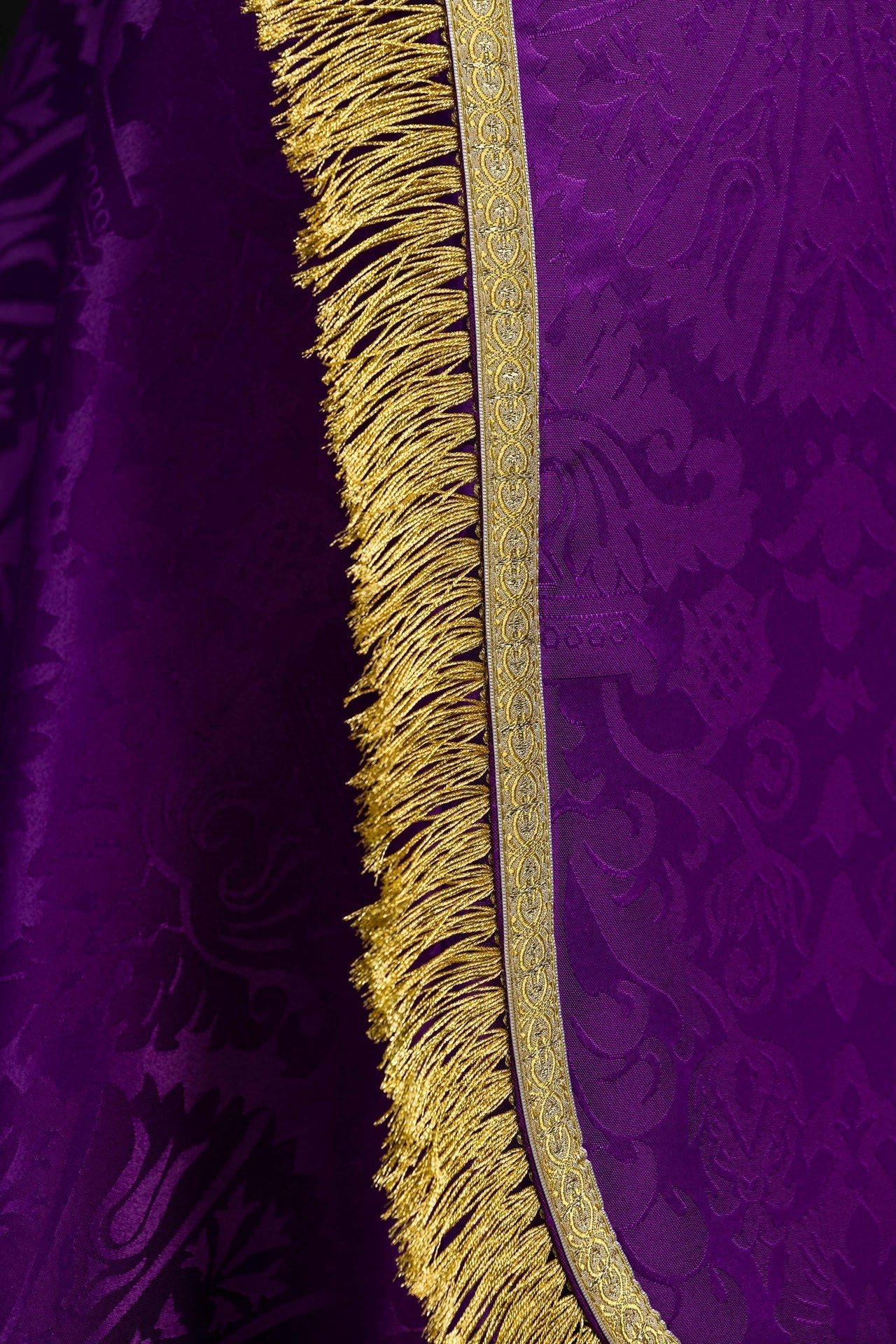 Capa pluvial romana lisa de jacquard color violeta KKP/159/03/83 145cm - CASULLAS.ES