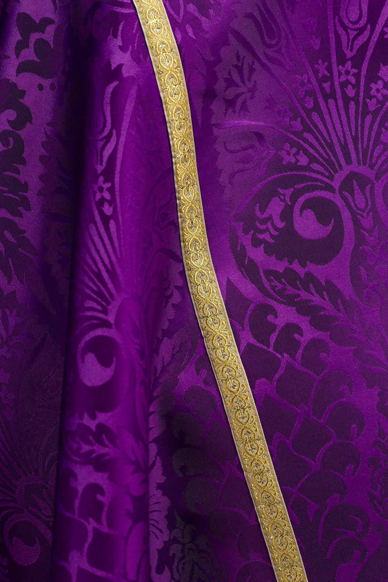 Capa pluvial romana lisa de jacquard color violeta KKP/159/03/83 145cm - CASULLAS.ES