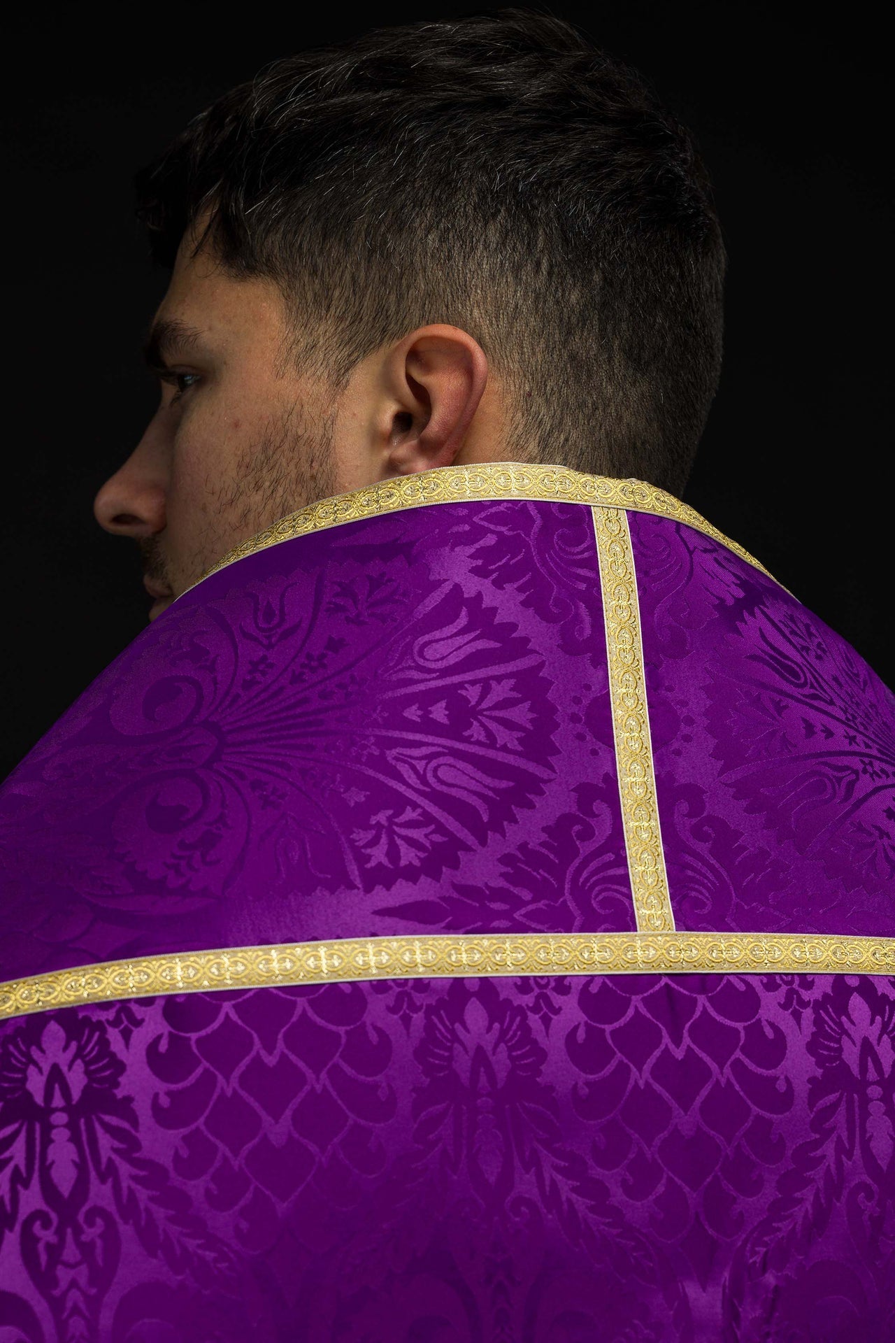 Capa pluvial romana lisa de jacquard color violeta KKP/159/03/83 145cm - CASULLAS.ES