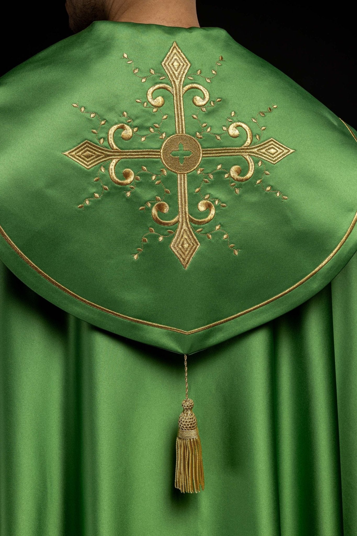 Capa pluvial verde con bordado cruces con picos KKP/024/01/20 ZIELONA SAT. POMPON 145cm - CASULLAS.ES
