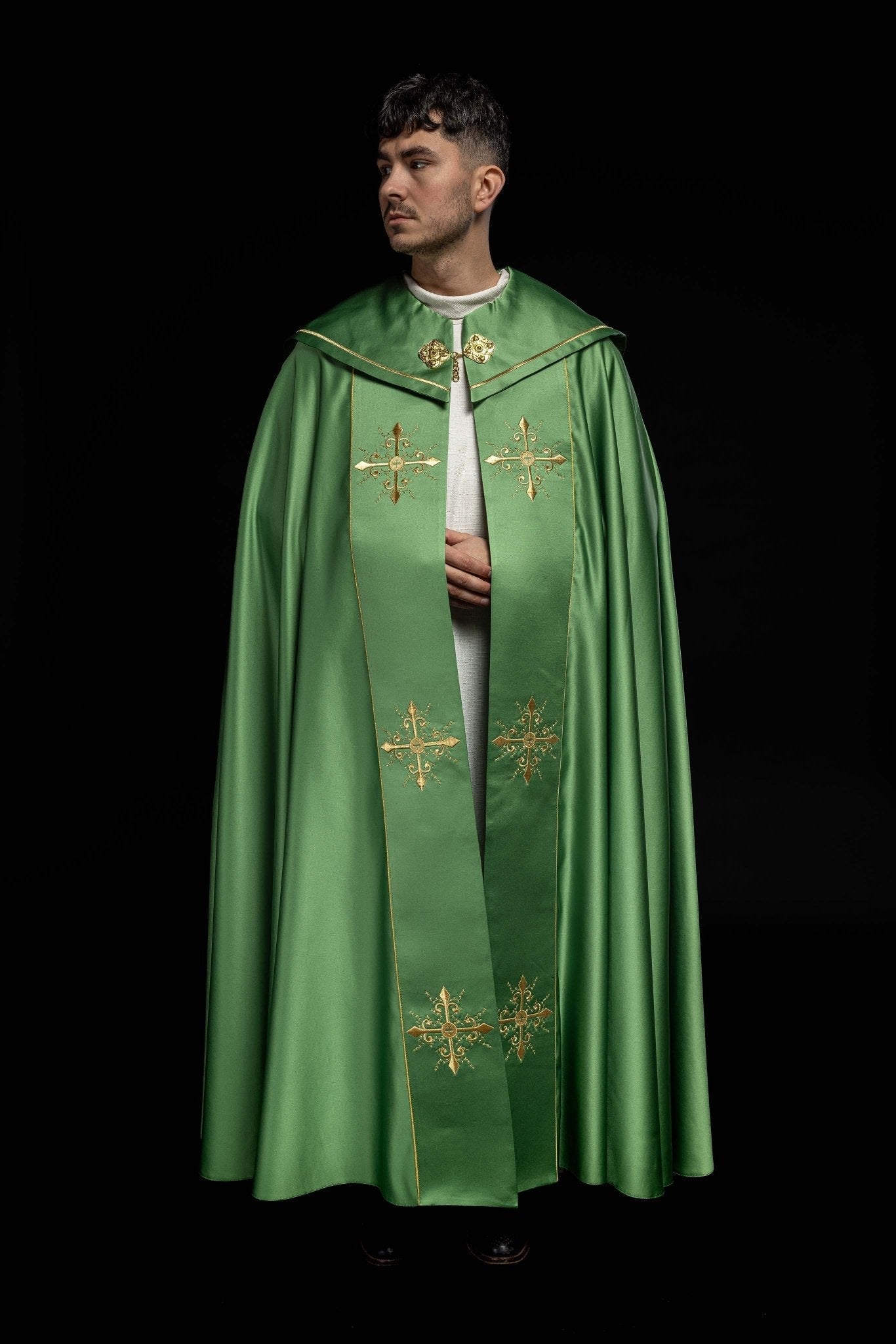 Capa pluvial verde con bordado cruces con picos KKP/024/01/20 ZIELONA SAT. POMPON 145cm - CASULLAS.ES