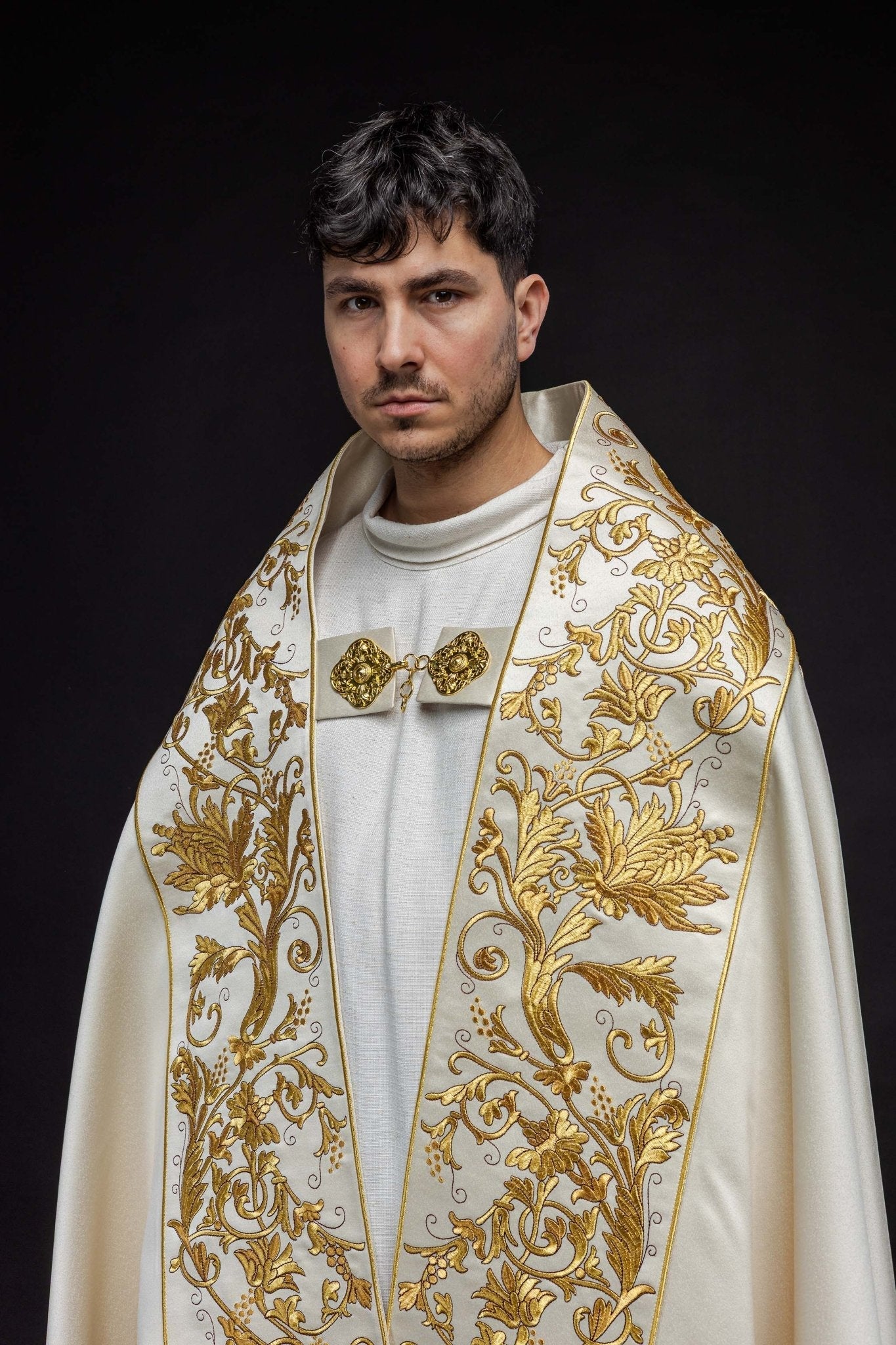 Capa romana de raso color crudo con corazón del Señor Jesús bordado KKP/026/05/20 150 cm - CASULLAS.ES