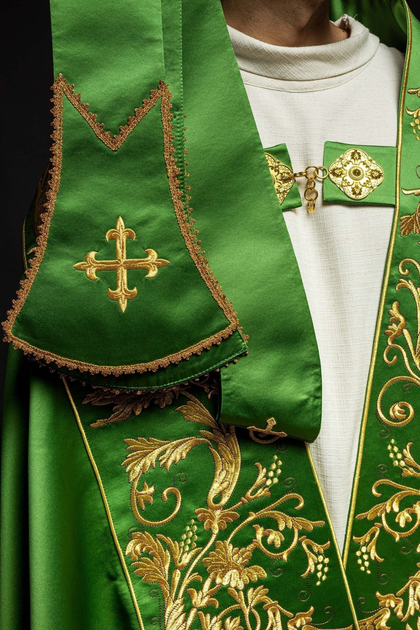 Capa romana de satén verde con corazón de Jesús bordado KKP/026/01/20 150cm - CASULLAS.ES