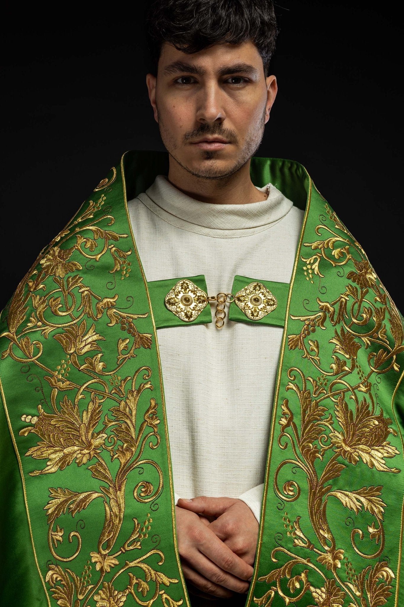 Capa romana de satén verde con corazón de Jesús bordado KKP/026/01/20 150cm - CASULLAS.ES