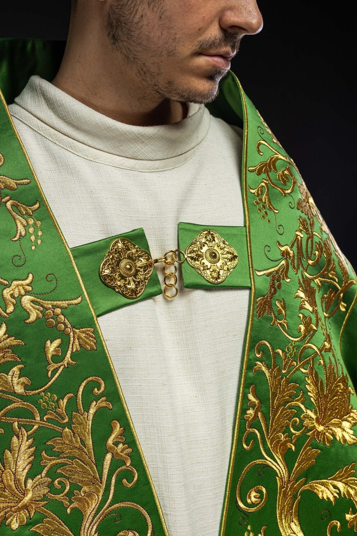 Capa romana de satén verde con corazón de Jesús bordado KKP/026/01/20 150cm - CASULLAS.ES