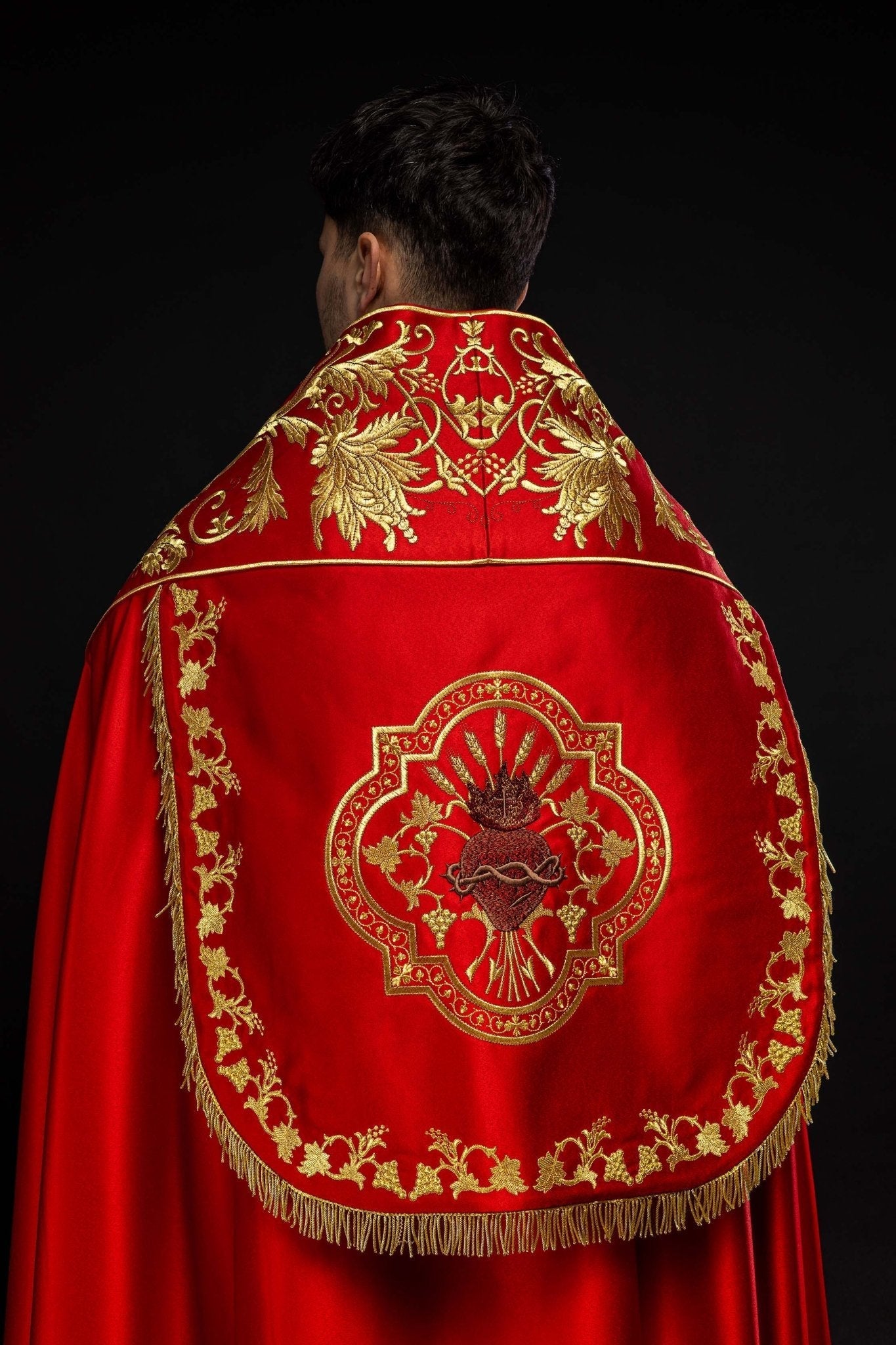 Capa romano de raso, rojo, con corazón de Jesús bordado KKP/026/02/20 150 cm - CASULLAS.ES