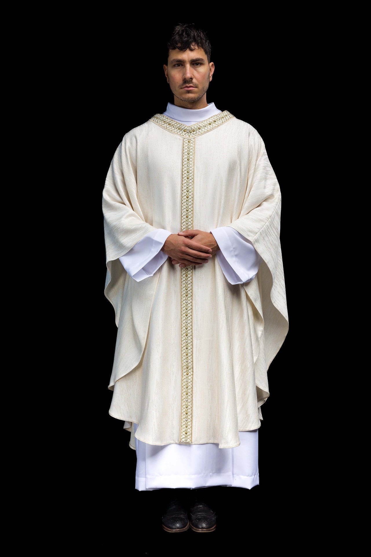 Casulla blanca con galón y cuello bordados LE/7033/05 - CASULLAS.ES