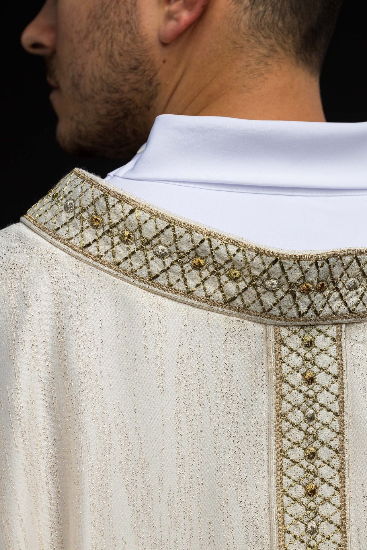 Casulla blanca con galón y cuello bordados LE/7033/05 - CASULLAS.ES