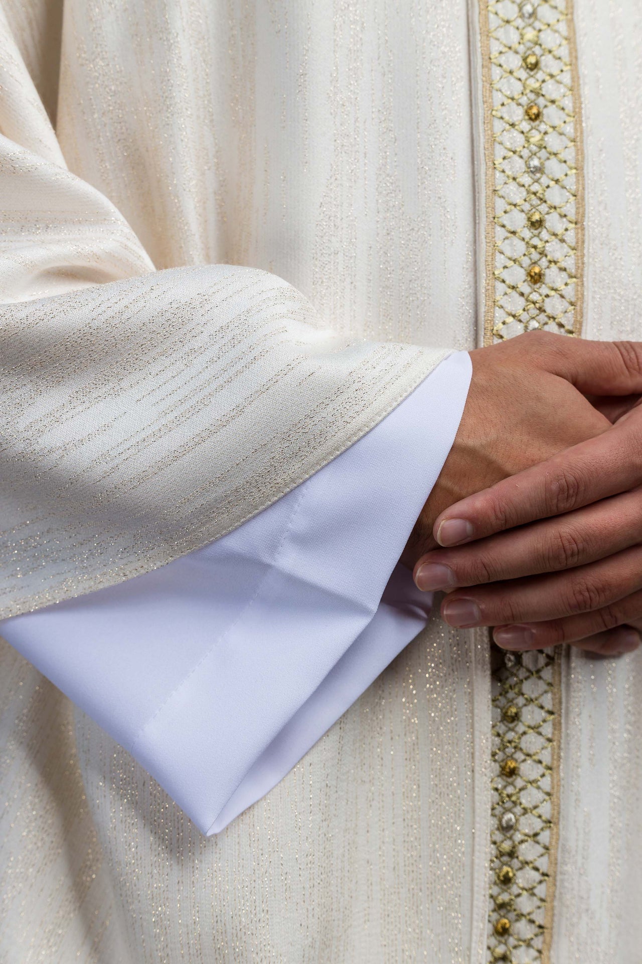 Casulla blanca con galón y cuello bordados LE/7033/05 - CASULLAS.ES