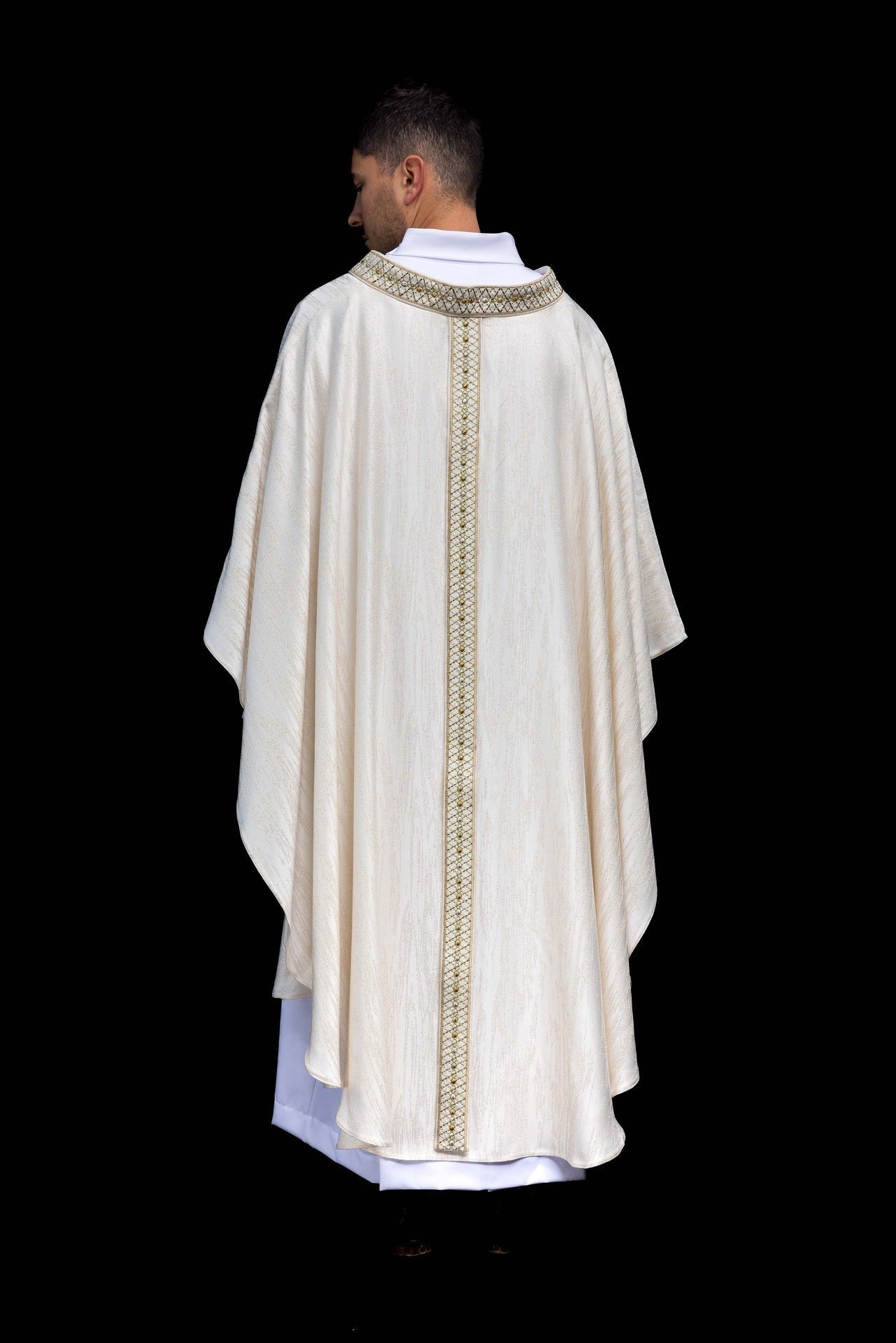 Casulla blanca con galón y cuello bordados LE/7033/05 - CASULLAS.ES