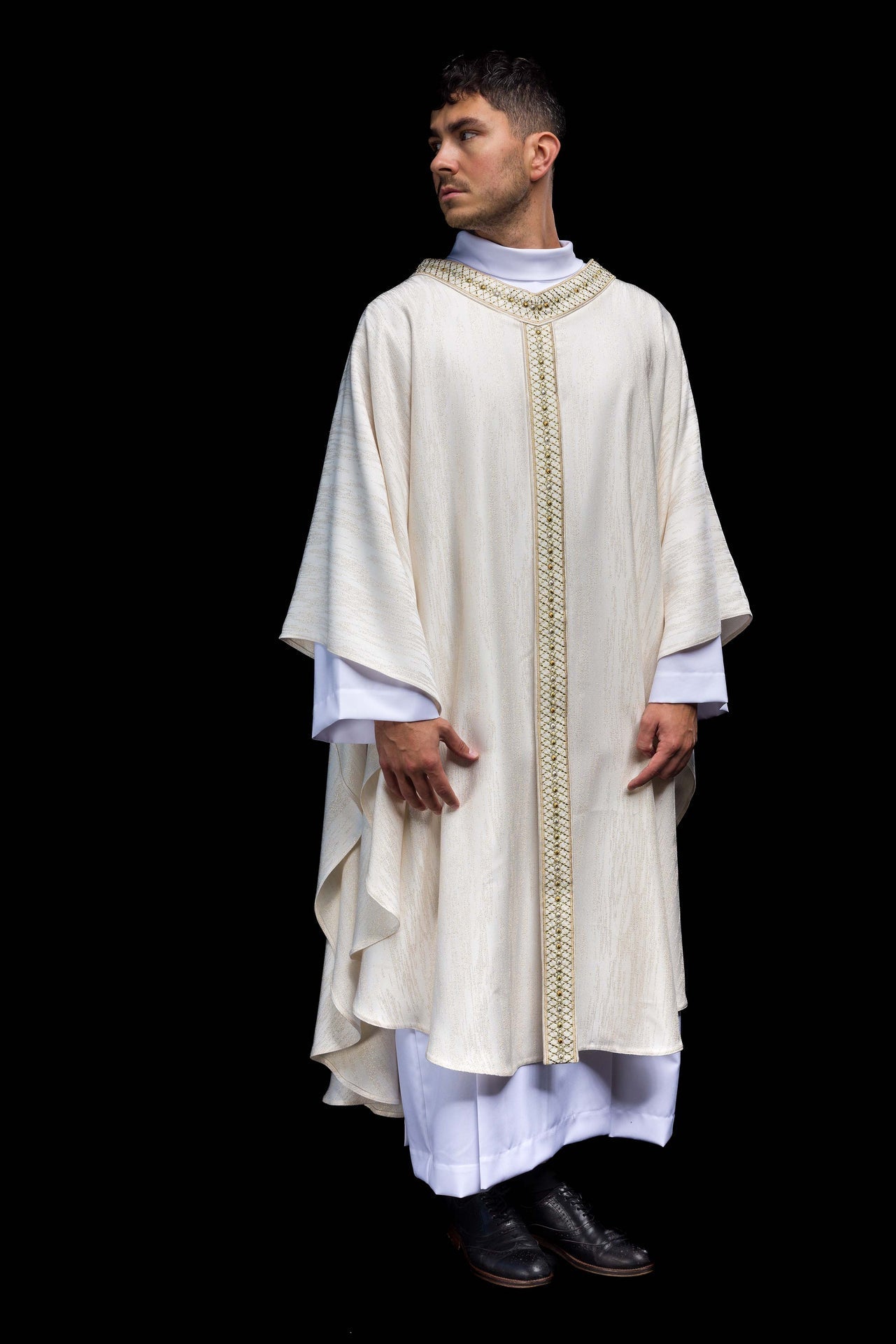 Casulla blanca con galón y cuello bordados LE/7033/05 - CASULLAS.ES