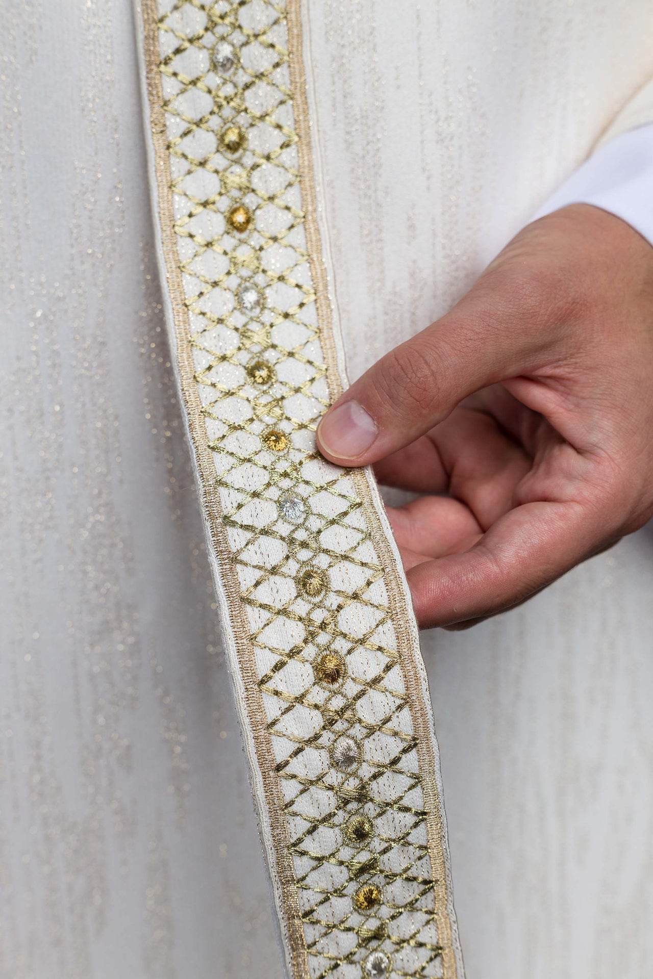Casulla blanca con galón y cuello bordados LE/7033/05 - CASULLAS.ES