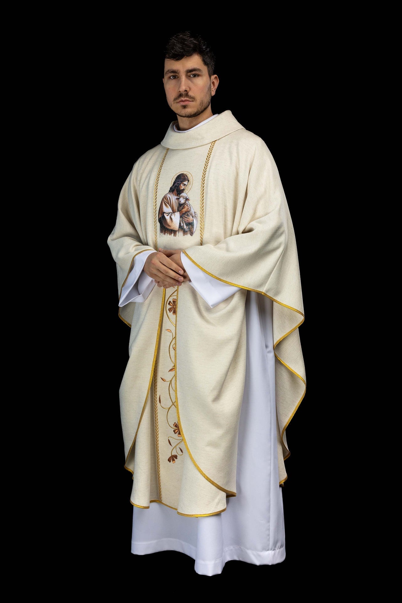 Casulla bordada con bandas y la imagen de Jesús Buen Pastor con un cordero en color crudo KOW2/022/05/49 - CASULLAS.ES