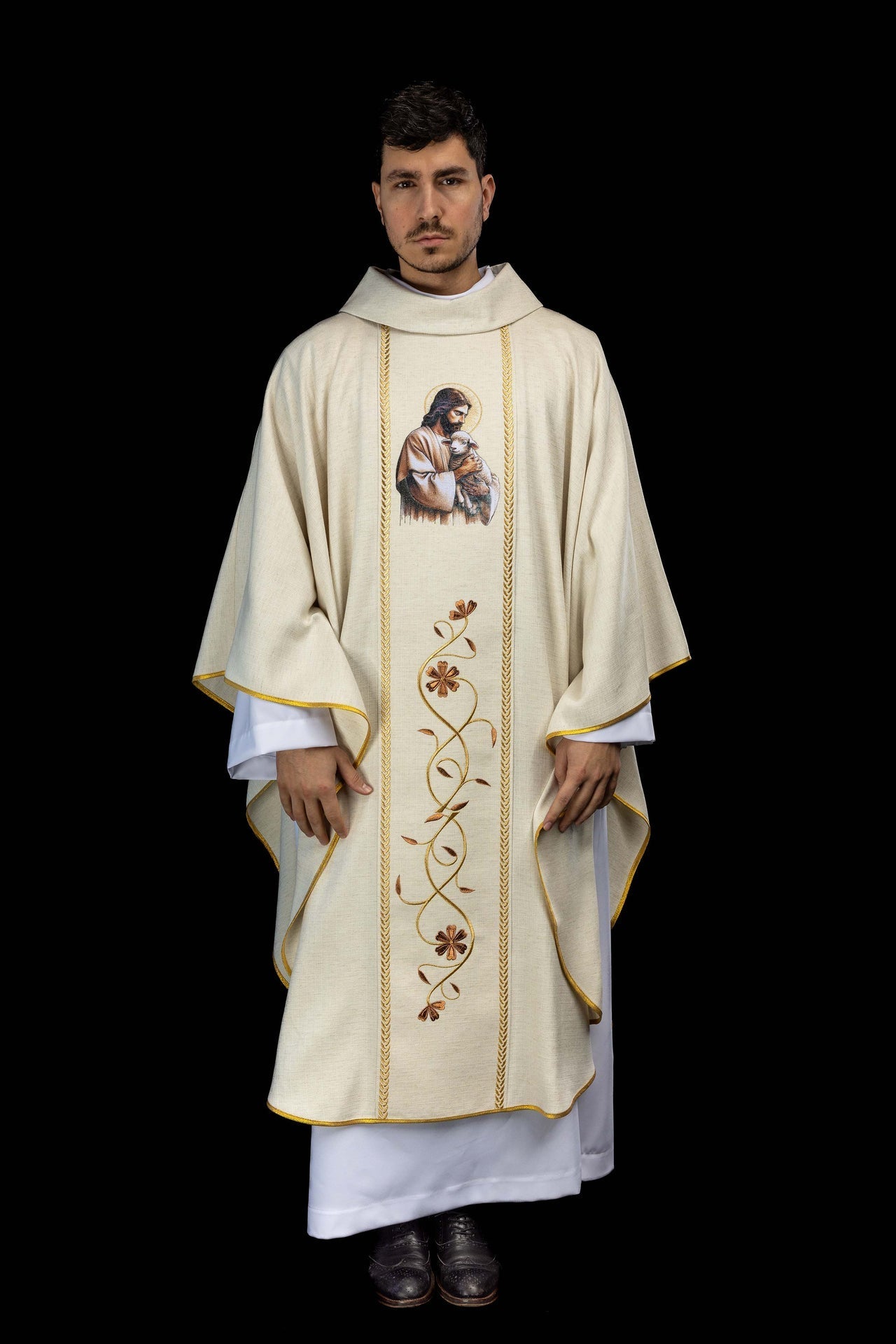 Casulla bordada con bandas y la imagen de Jesús Buen Pastor con un cordero en color crudo KOW2/022/05/49 - CASULLAS.ES