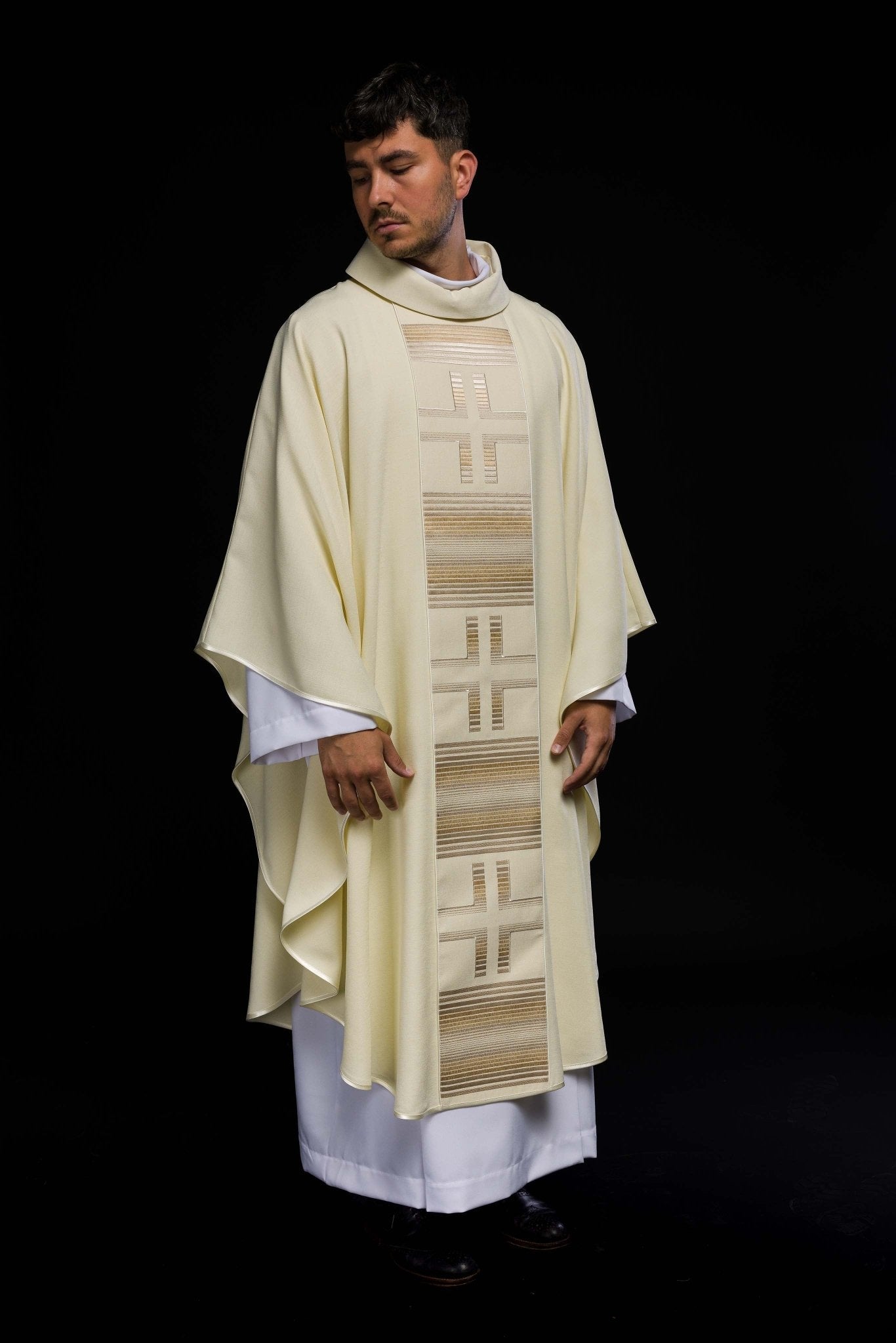 Casulla bordada con cruces en color marfil HA7032 - 05 ECRU - CASULLAS.ES