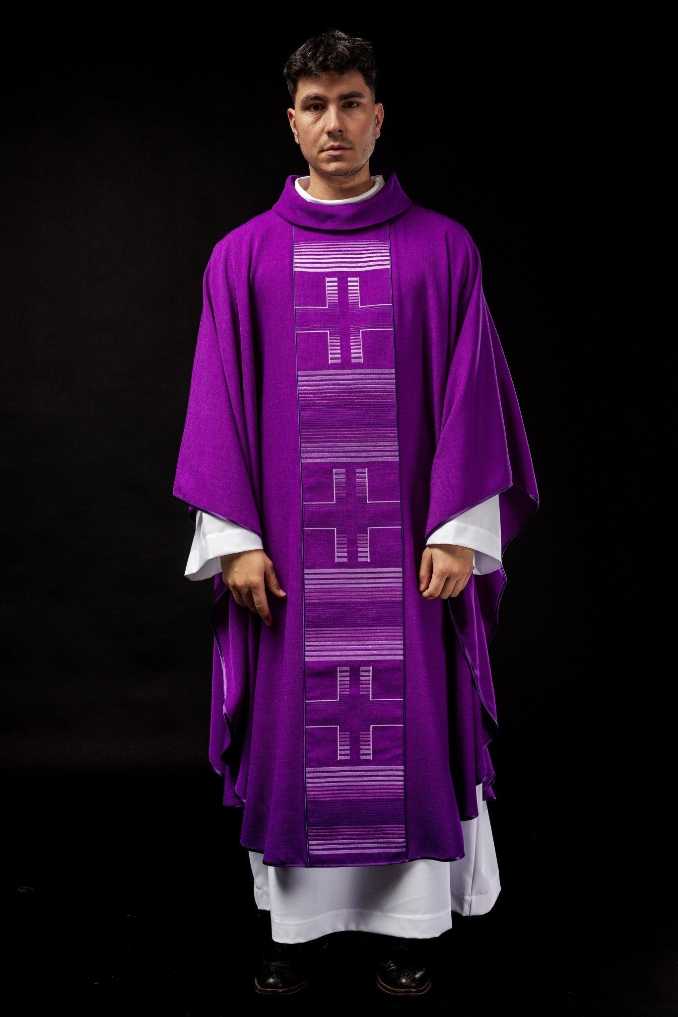 Casulla bordada con cruces moradas HA7032 - 03 FIOLET - CASULLAS.ES