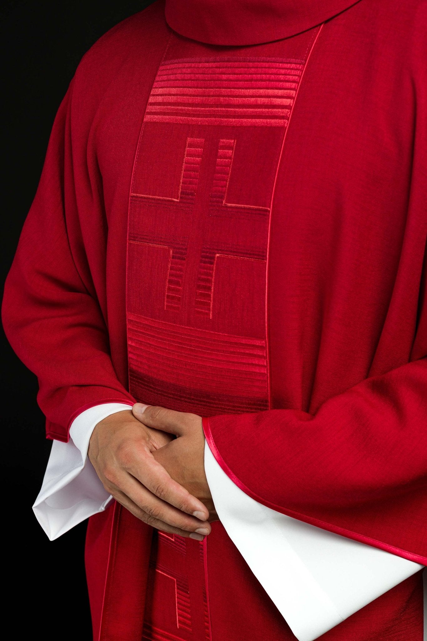 Casulla bordada con cruces rojas HA7032-02 CZERWONY - CASULLAS.ES
