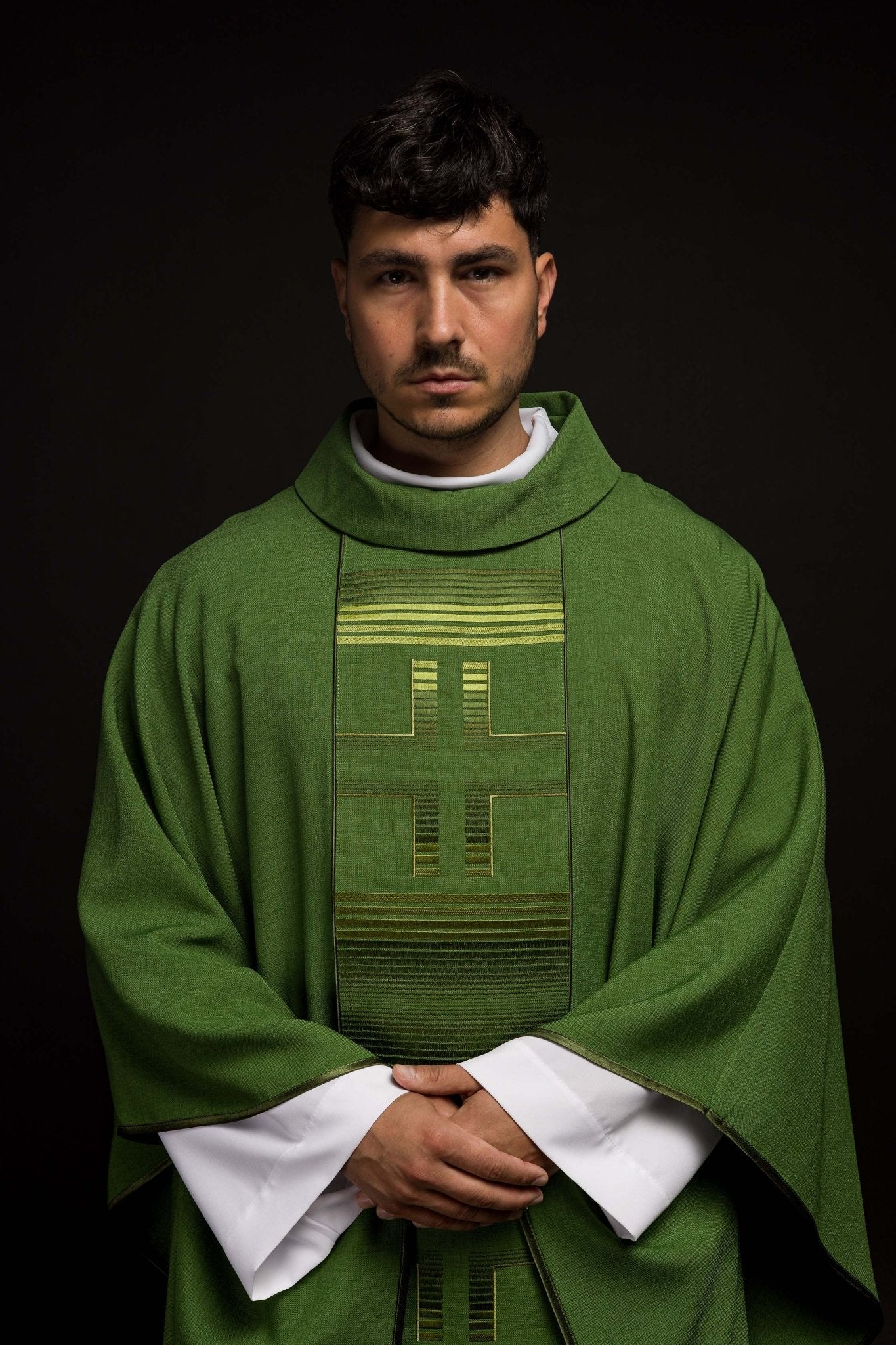 Casulla bordada con cruces verdes HA7032 - 01 ZIELONY - CASULLAS.ES
