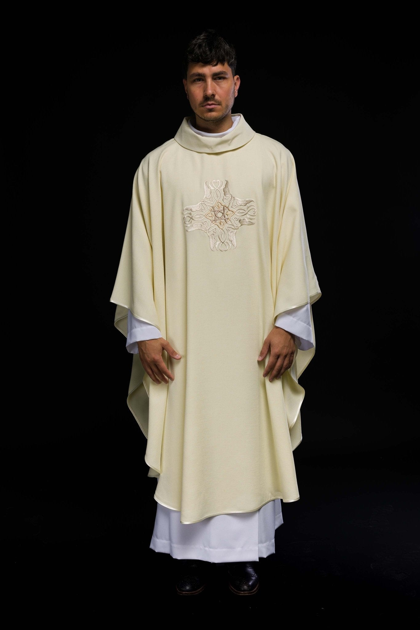 Casulla bordada con el diseño de la Cruz en color marfil HA7035 - 05 ECRU - CASULLAS.ES