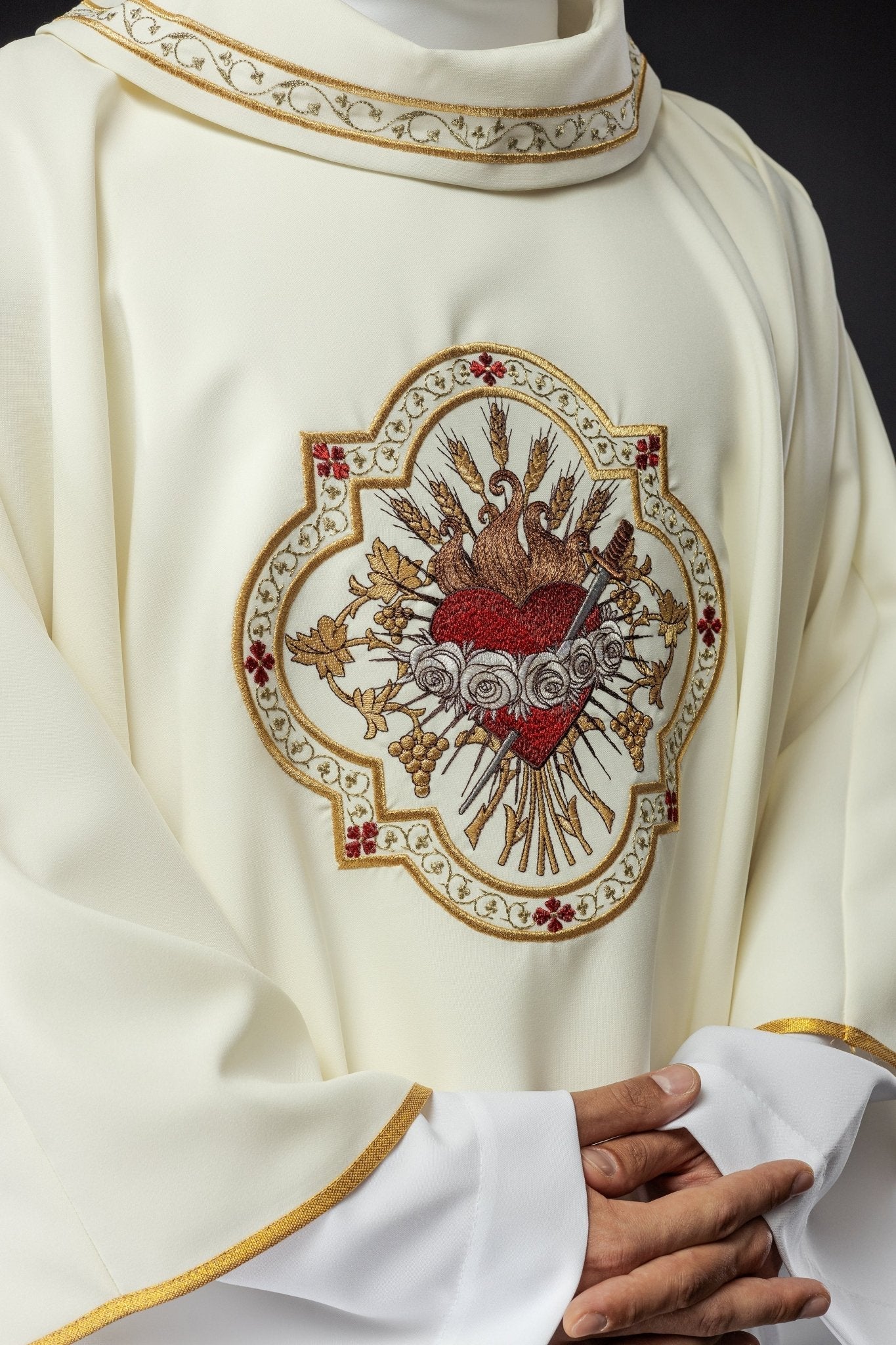 Casulla bordada con el motivo del Corazón Inmaculado de María KOR/392/05/01 - CASULLAS.ES