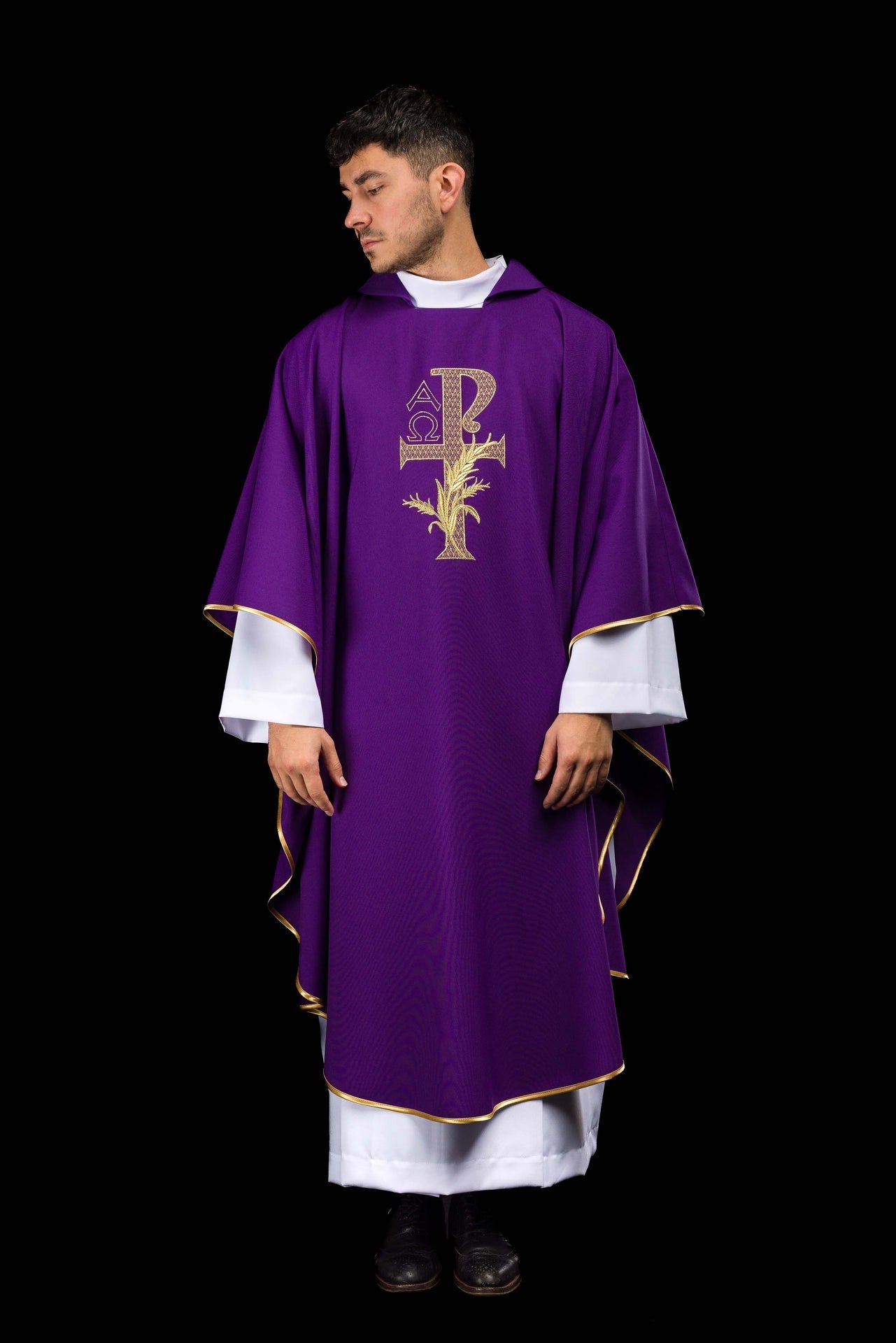 Casulla bordada con el símbolo Alfa y Omega y cuello ancho en color morado KOK/004/03/12/KARO - CASULLAS.ES