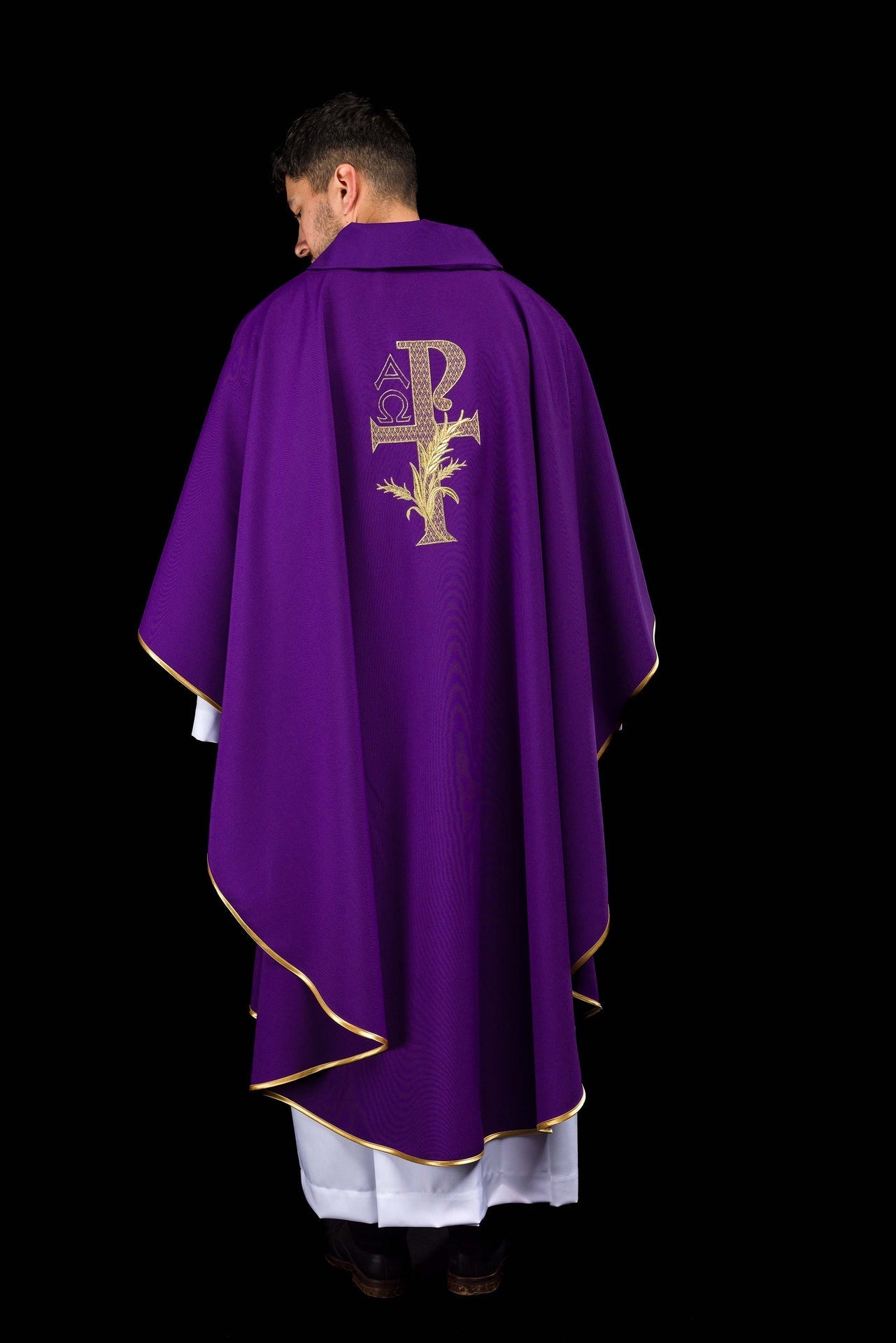 Casulla bordada con el símbolo Alfa y Omega y cuello ancho en color morado KOK/004/03/12/KARO - CASULLAS.ES