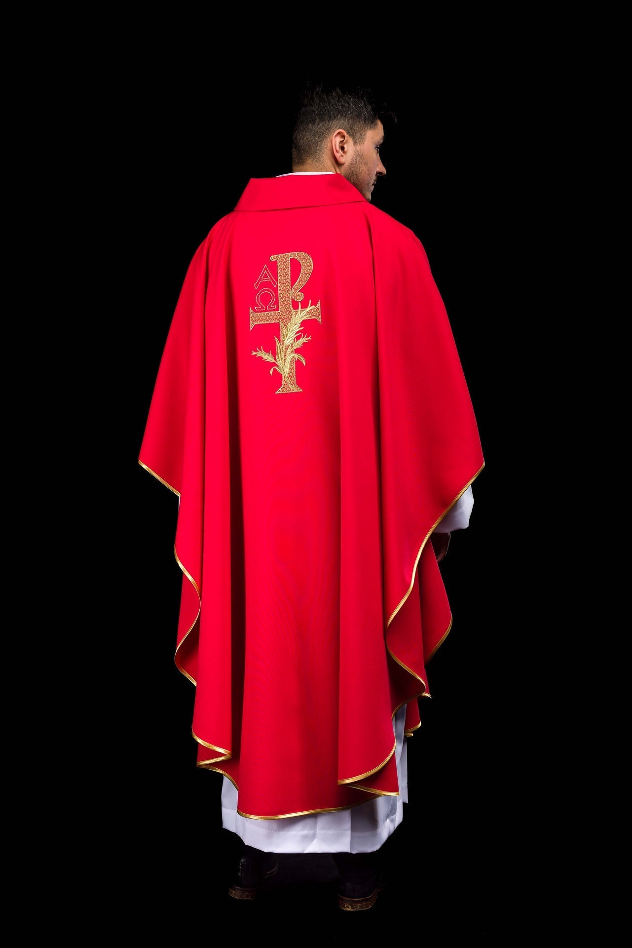 Casulla bordada con el símbolo Alfa y Omega y cuello ancho en color rojo KOK/004/02/12/KARO - CASULLAS.ES