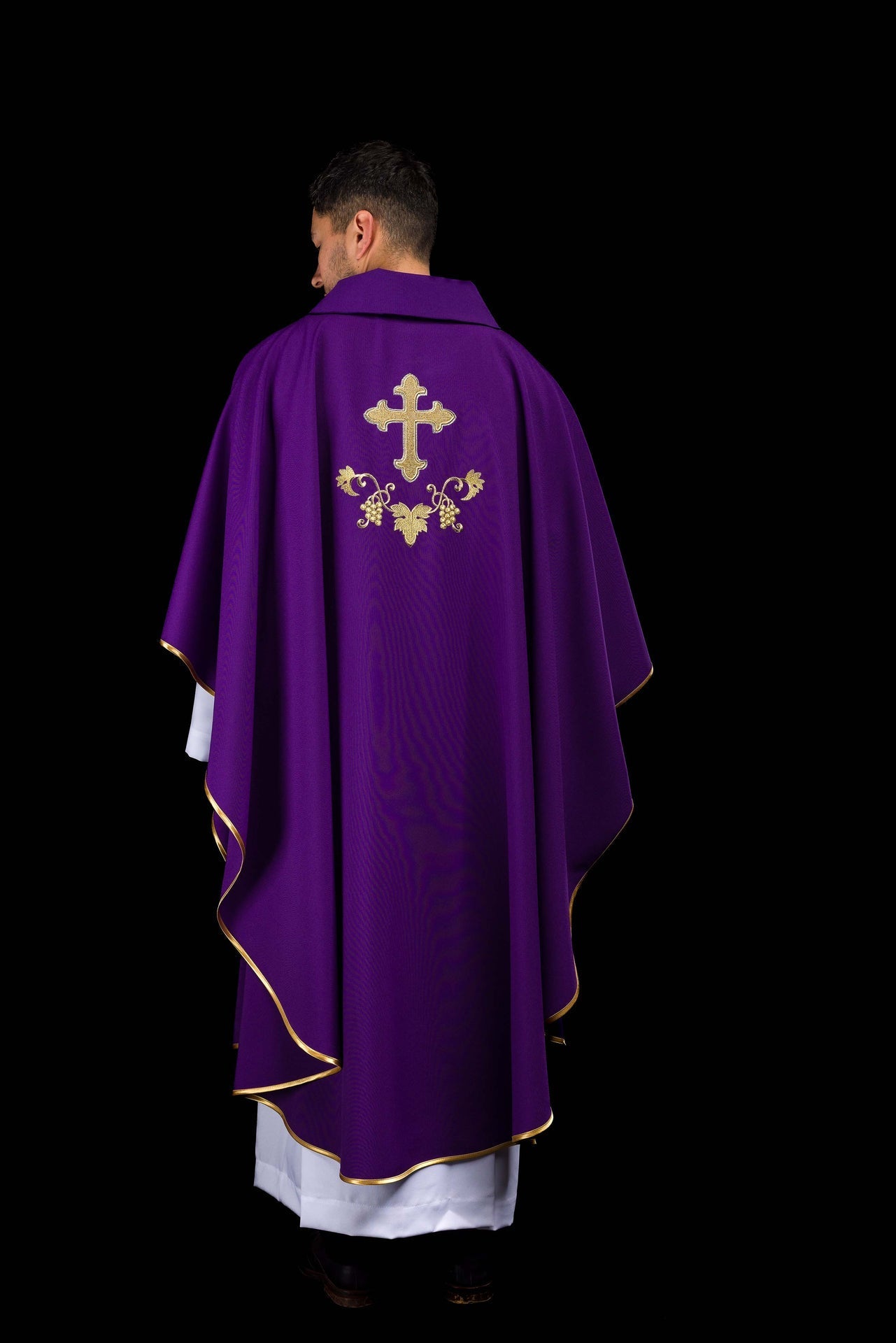 Casulla bordada con el símbolo de la cruz y cuello ancho en color morado KOK/001/03/12/KARO - CASULLAS.ES