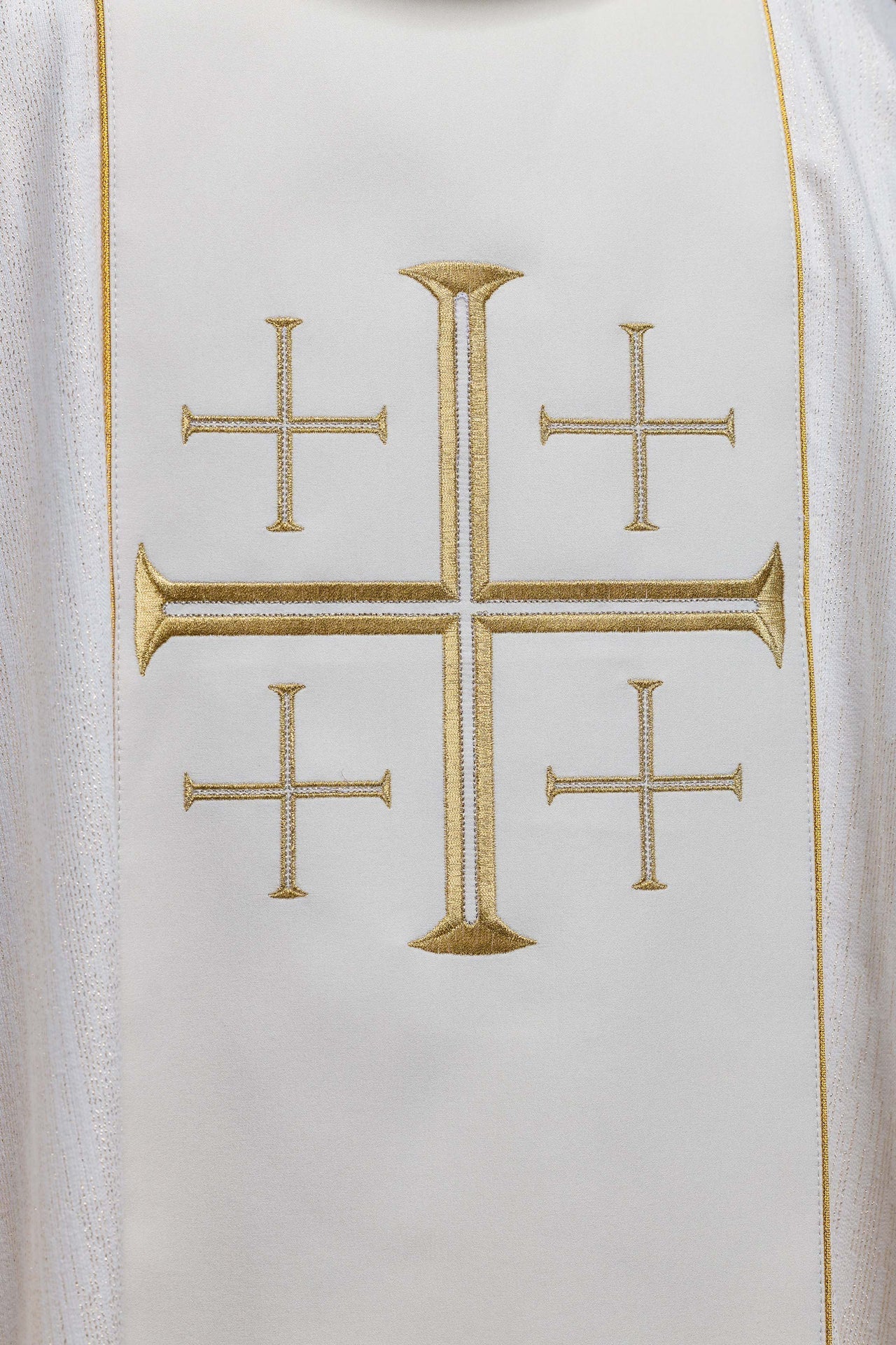 Casulla bordada con galón y Cruces de Jerusalén – ecru KOR/972/05/99 - CASULLAS.ES