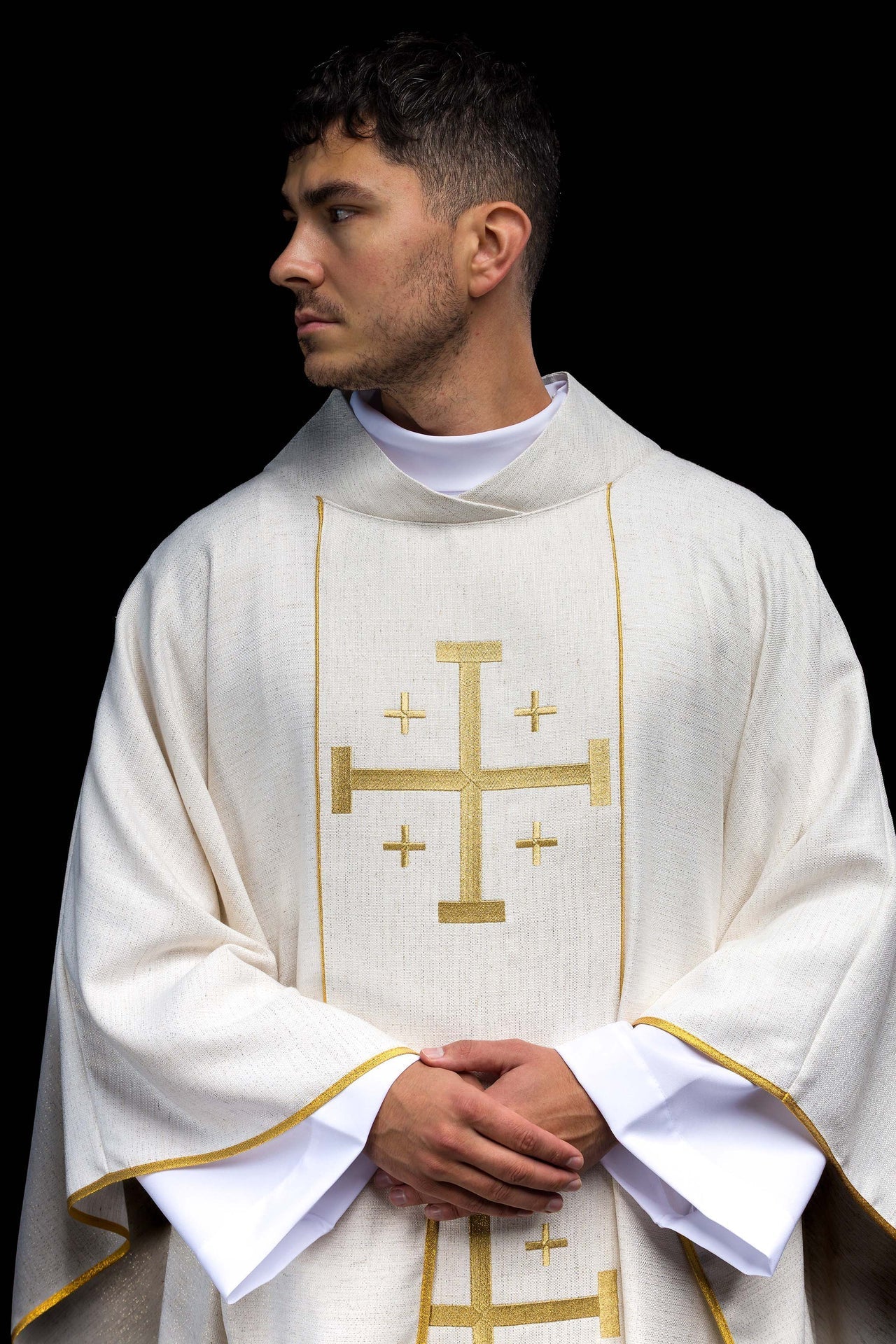Casulla bordada con la Cruz de Jerusalén – ecru KOR/974/05/100 - CASULLAS.ES