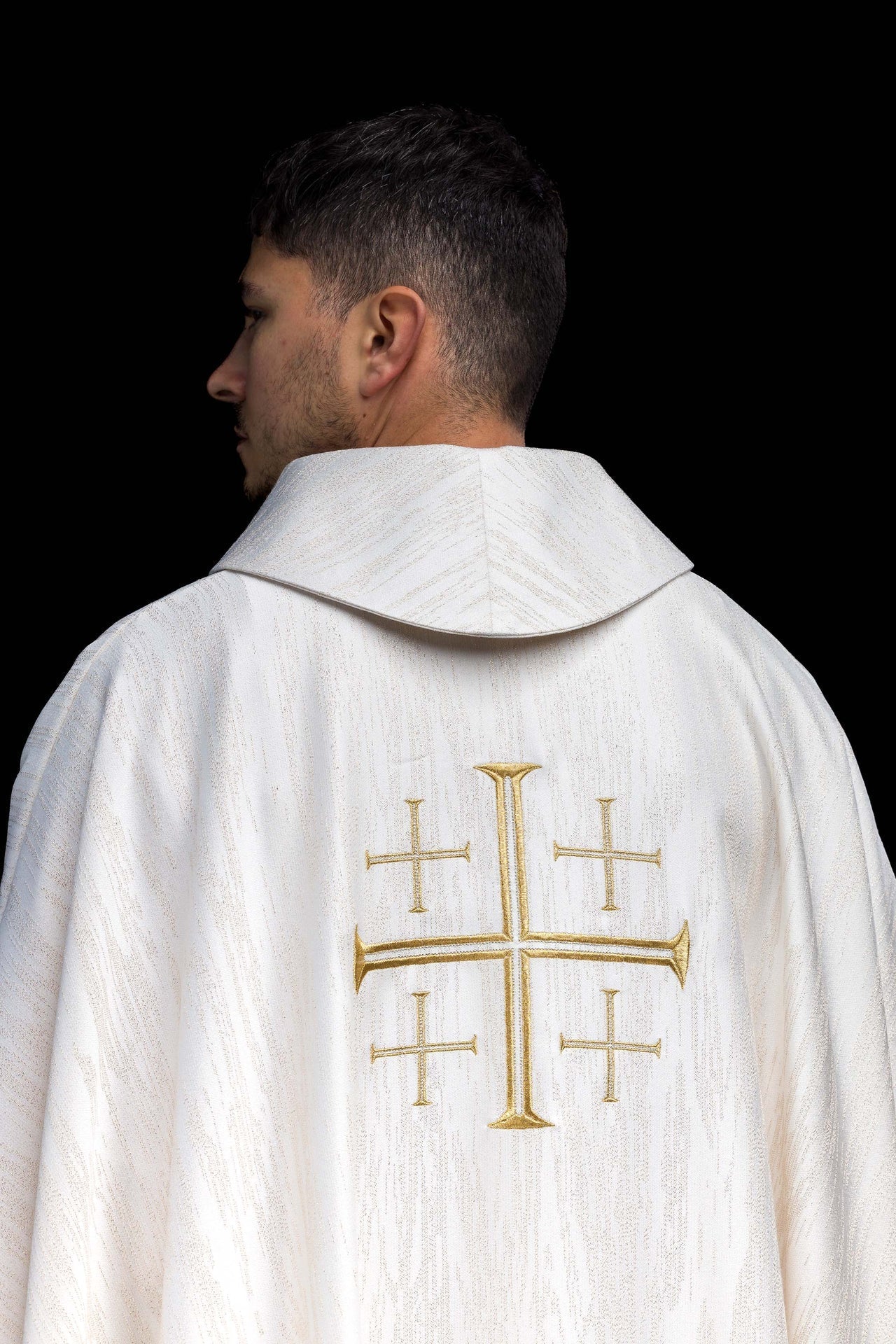 Casulla bordada con la Cruz de Jerusalén – ecru KOR/971/05/99 - CASULLAS.ES