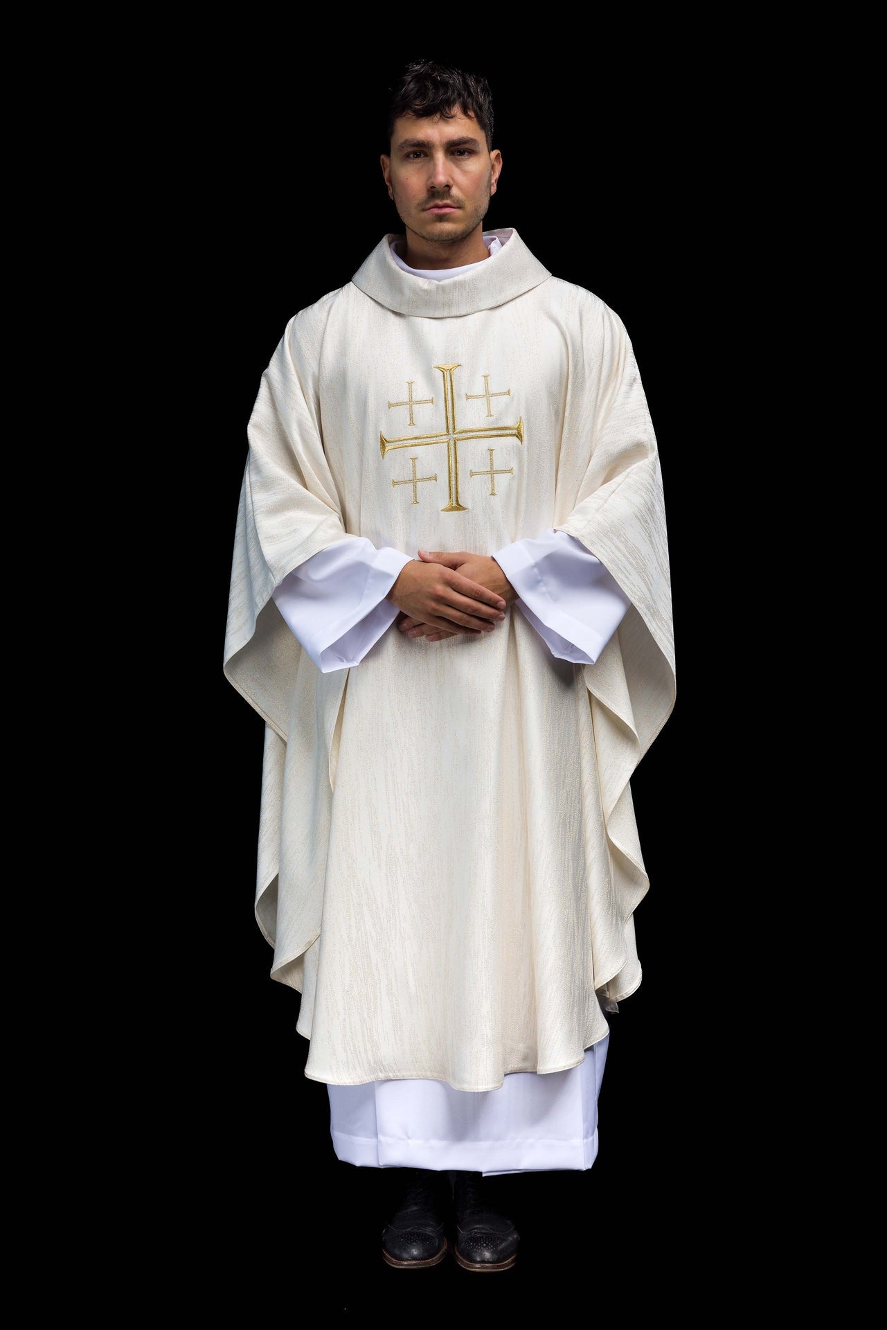 Casulla bordada con la Cruz de Jerusalén – ecru KOR/971/05/99 - CASULLAS.ES