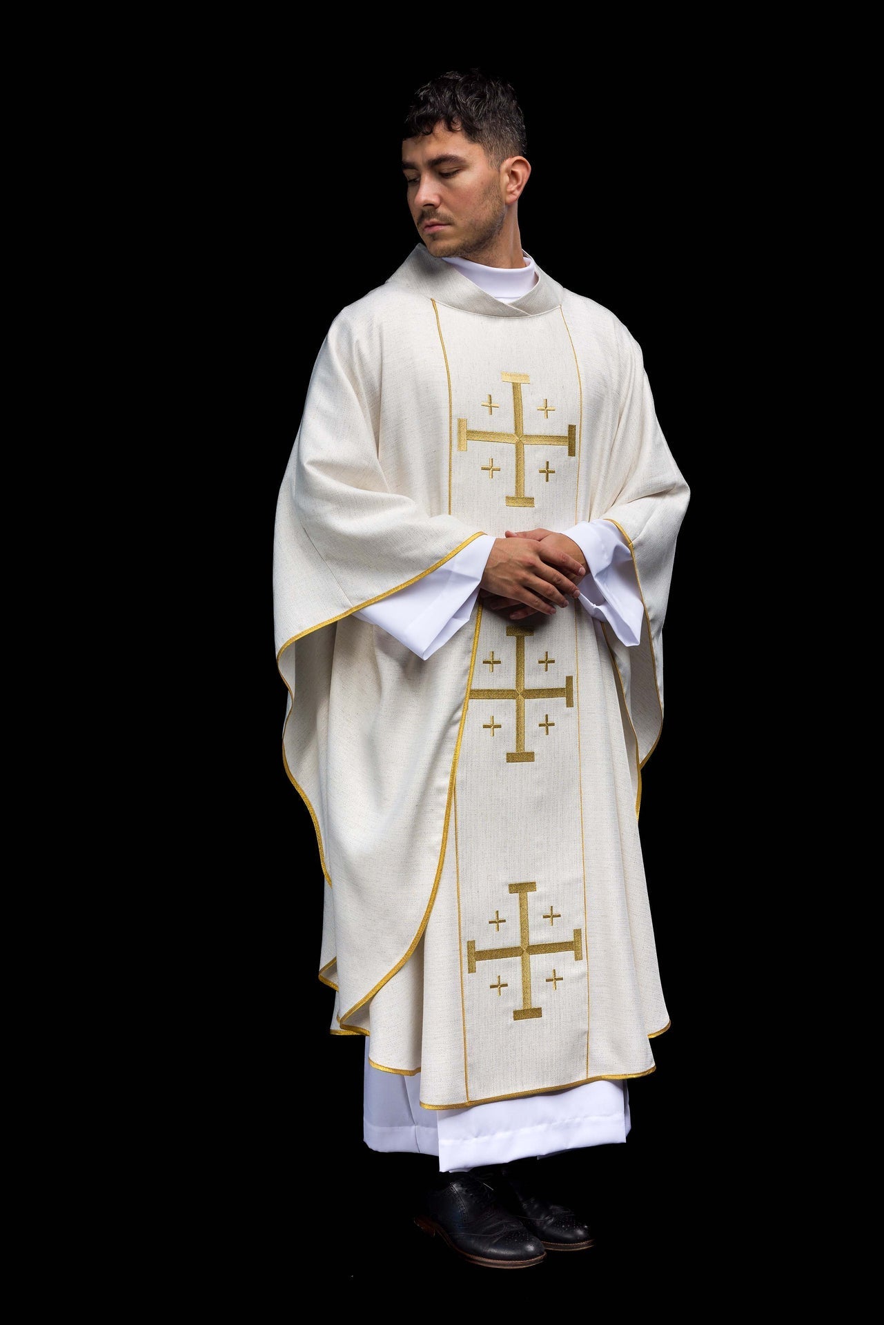Casulla bordada con la Cruz de Jerusalén – ecru KOR/974/05/100 - CASULLAS.ES