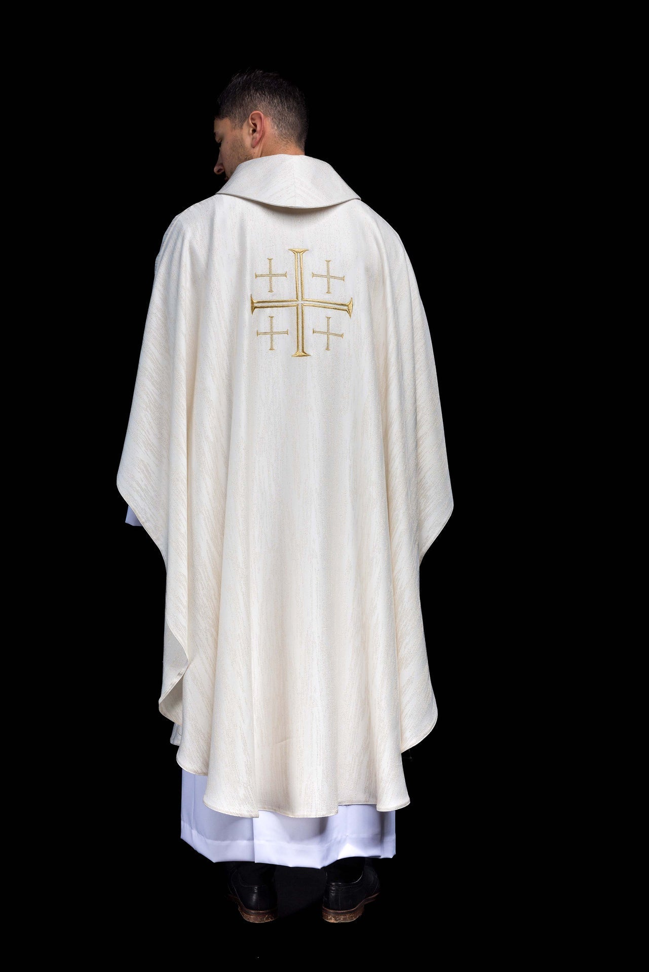 Casulla bordada con la Cruz de Jerusalén – ecru KOR/971/05/99 - CASULLAS.ES