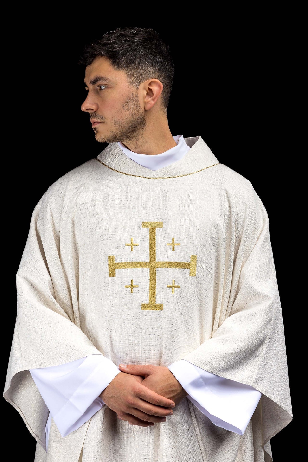 Casulla bordada con la Cruz de Jerusalén en color marfil ecru KOR/973/05/100 - CASULLAS.ES