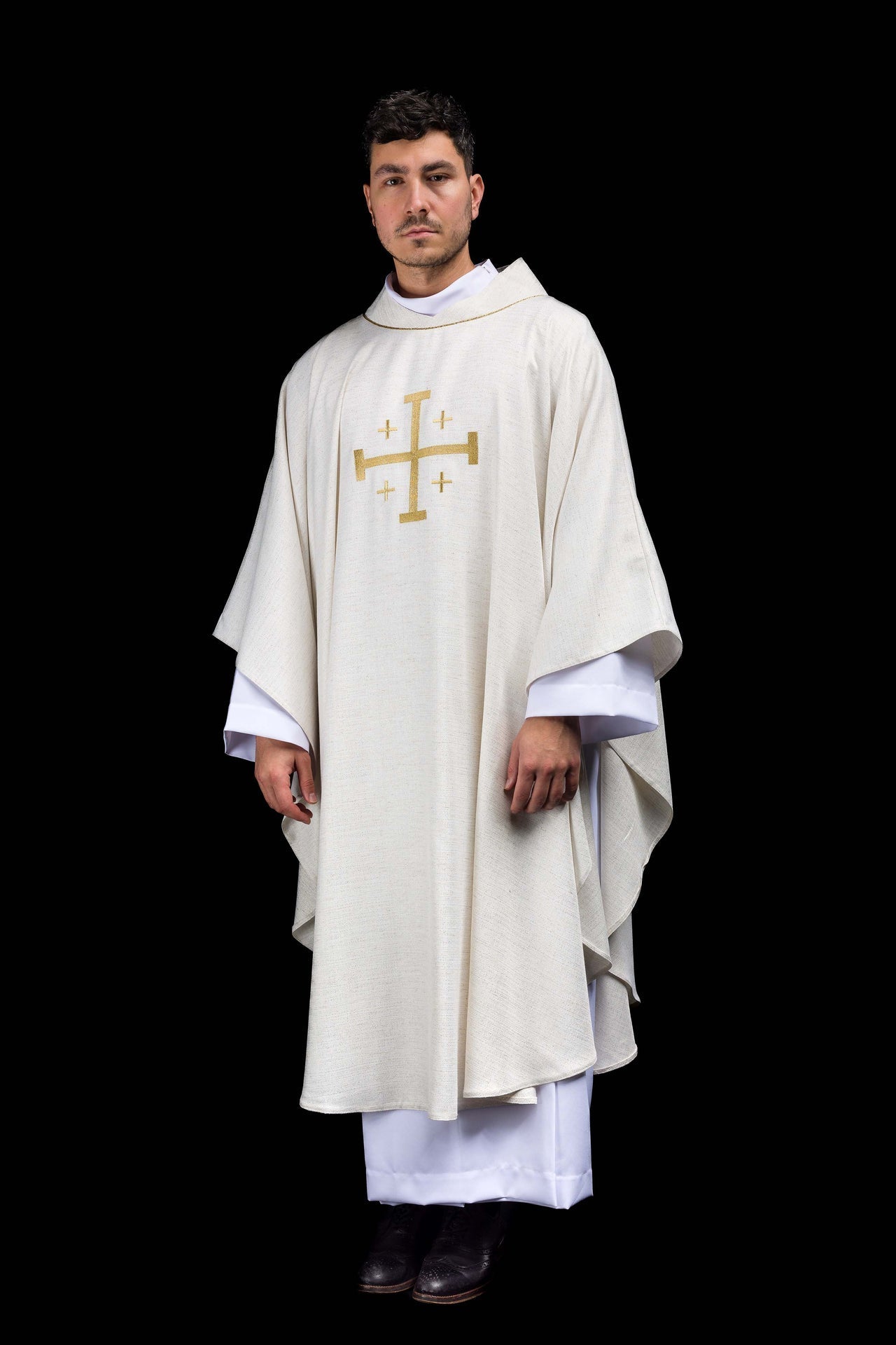 Casulla bordada con la Cruz de Jerusalén en color marfil ecru KOR/973/05/100 - CASULLAS.ES