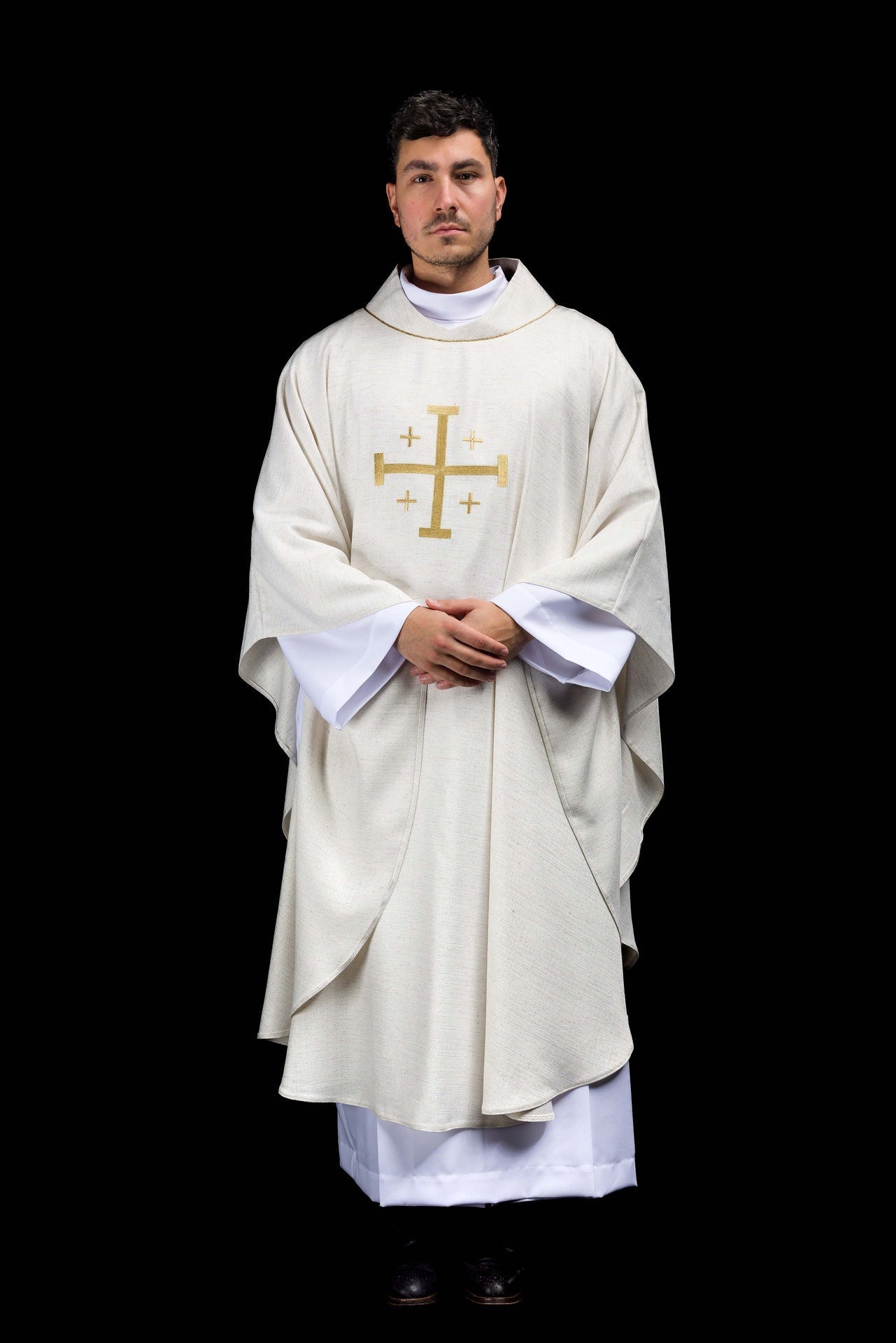 Casulla bordada con la Cruz de Jerusalén en color marfil ecru KOR/973/05/100 - CASULLAS.ES